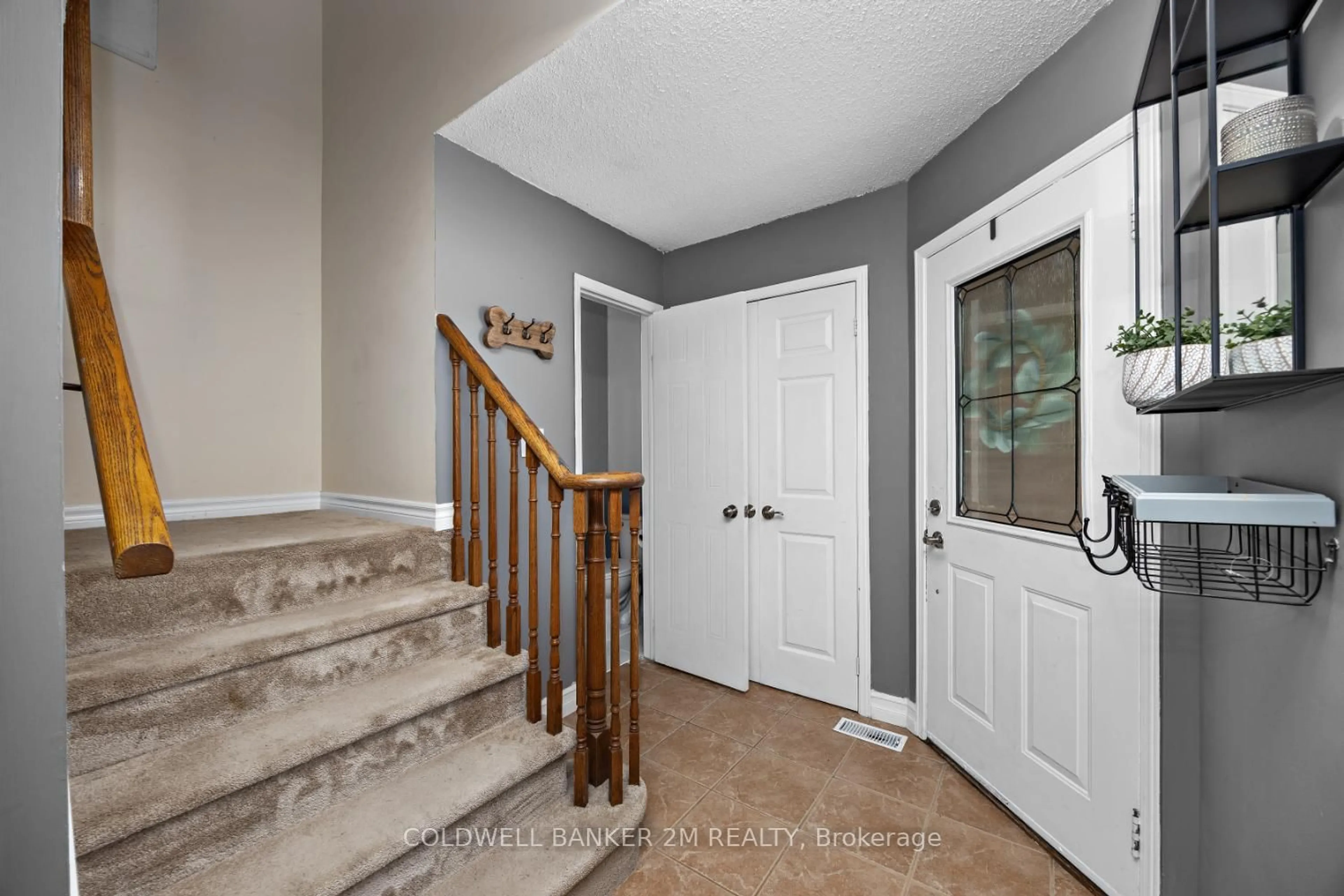 Indoor entryway for 11 Parklawn Dr, Clarington Ontario L1E 1Y8