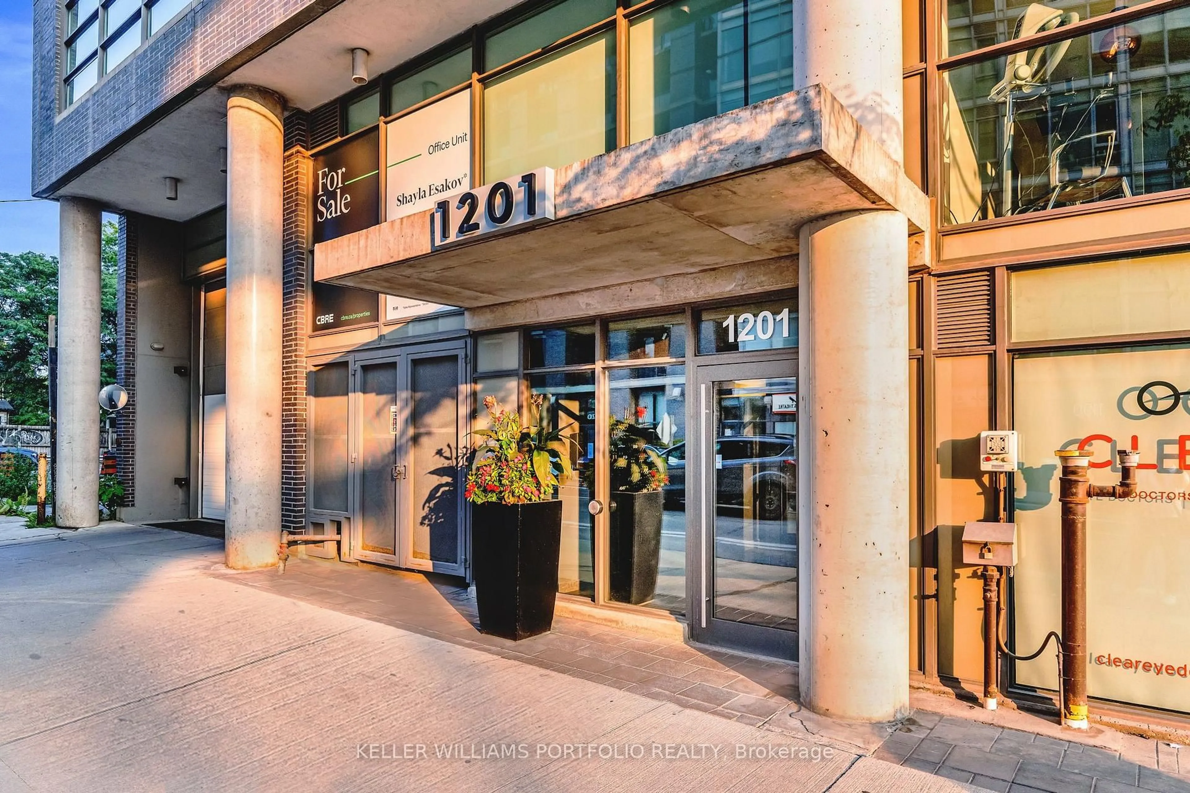 Indoor foyer for 1201 Dundas St #706, Toronto Ontario M4M 1S2