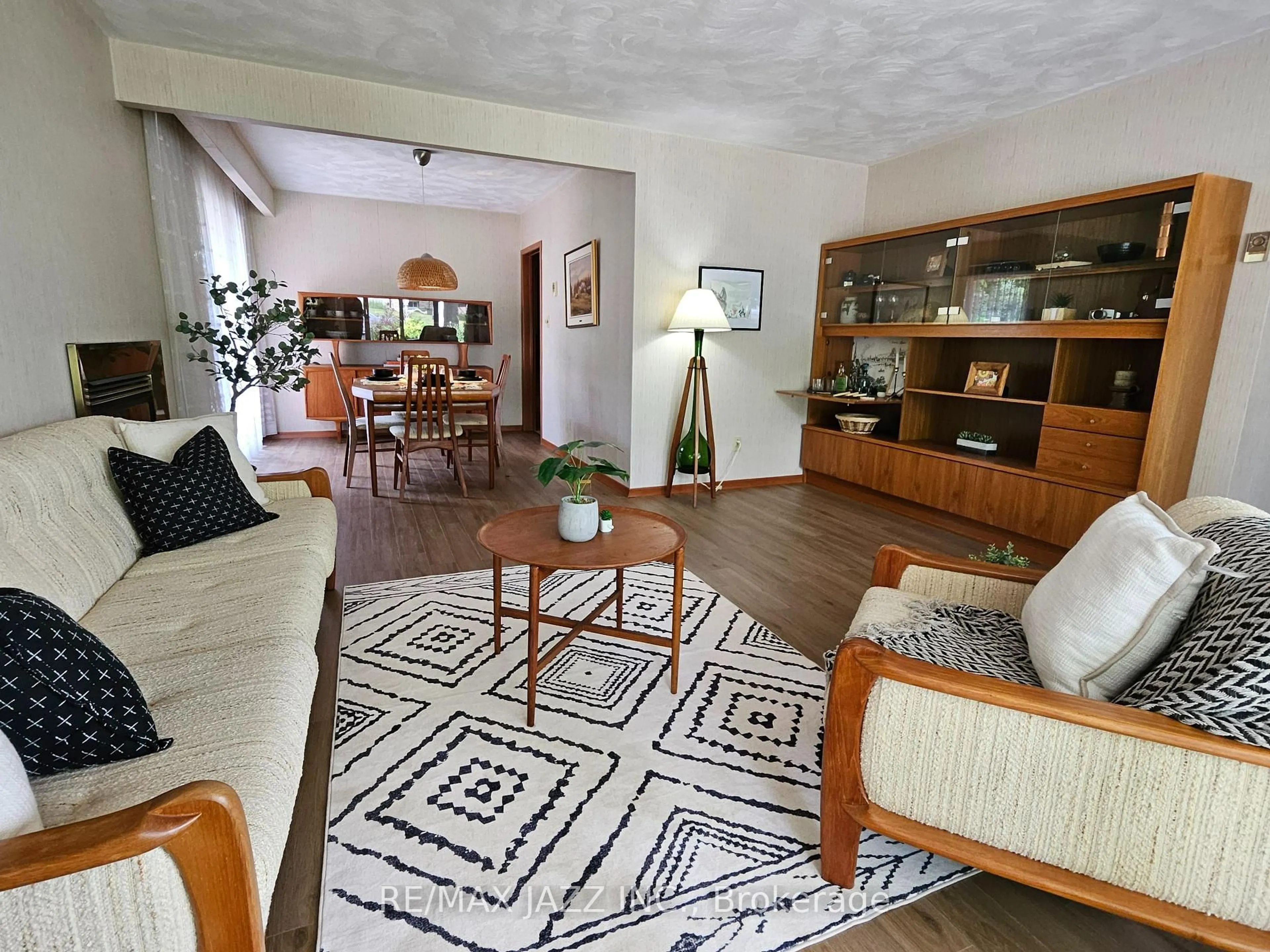 Living room with furniture, carpet floor for 341 Elizabeth St, Oshawa Ontario L1J 5S7