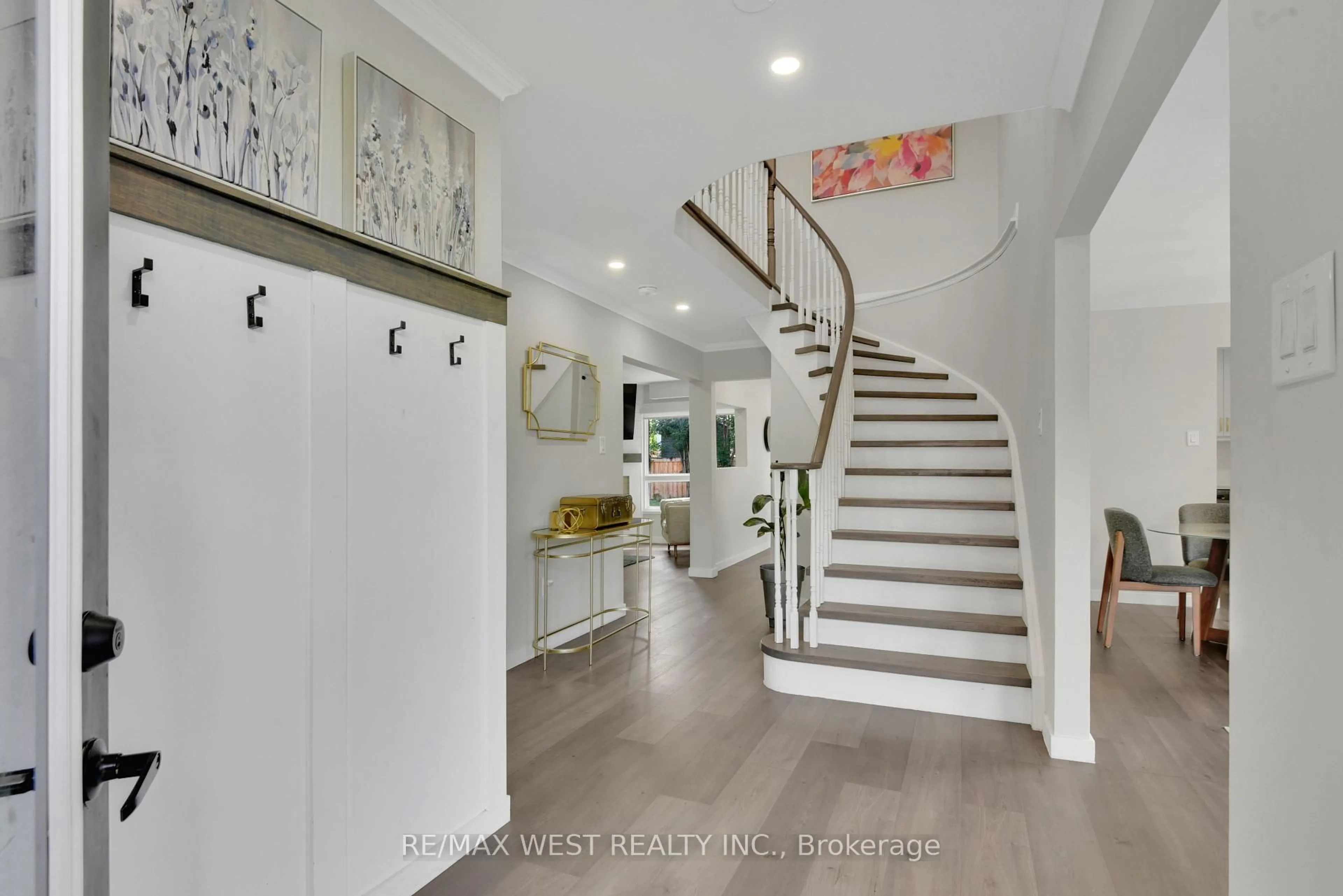Indoor entryway for 703 Mountjoy Crt, Oshawa Ontario L1K 1W8