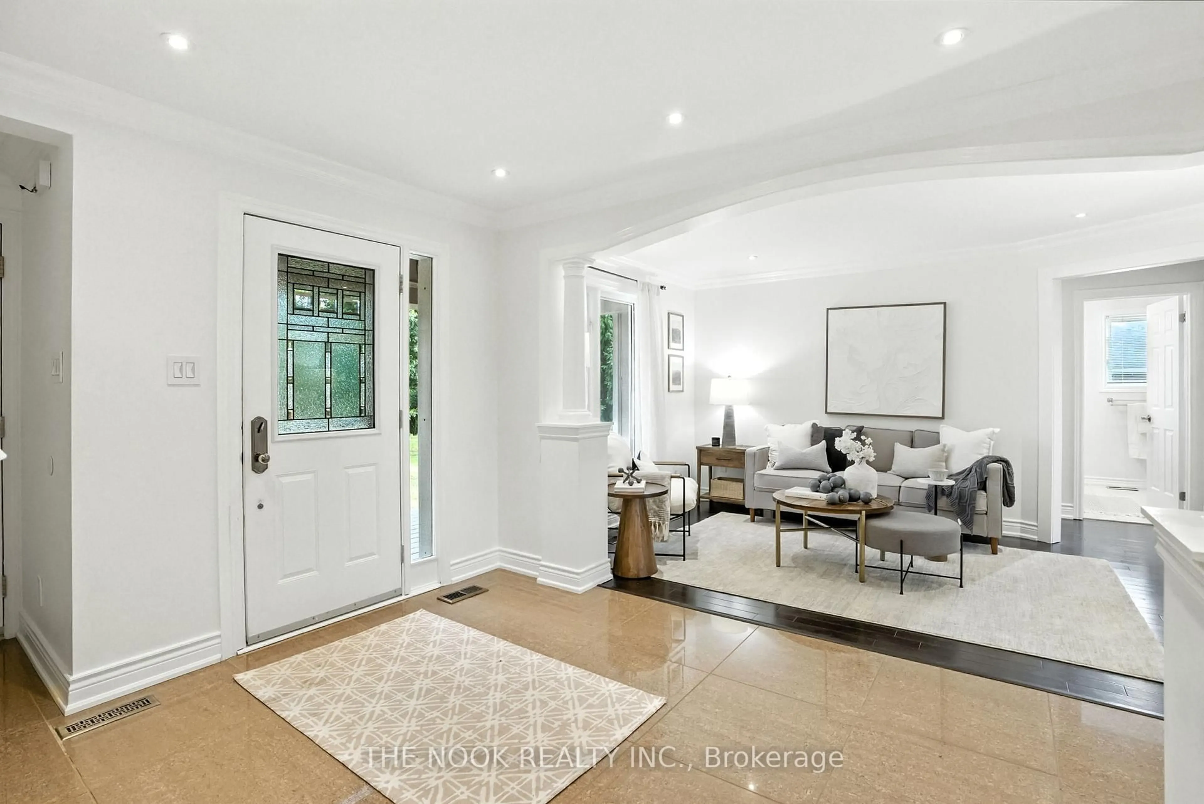 Indoor entryway for 2943 Pine Point Rd, Scugog Ontario L9L 1B4