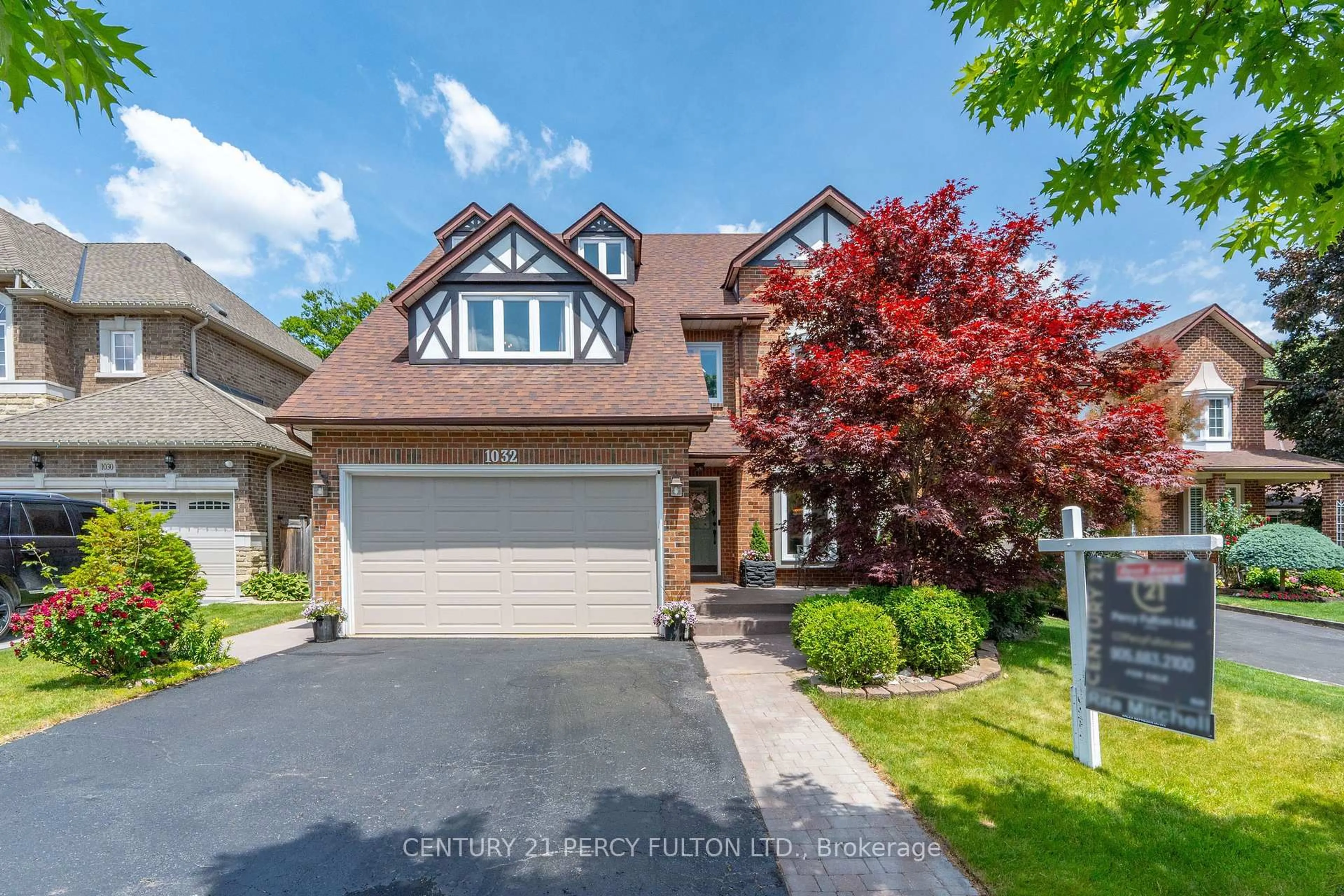 A pic from outside/outdoor area/front of a property/back of a property/a pic from drone, street for 1032 Rambleberry Ave, Pickering Ontario L1V 5X6
