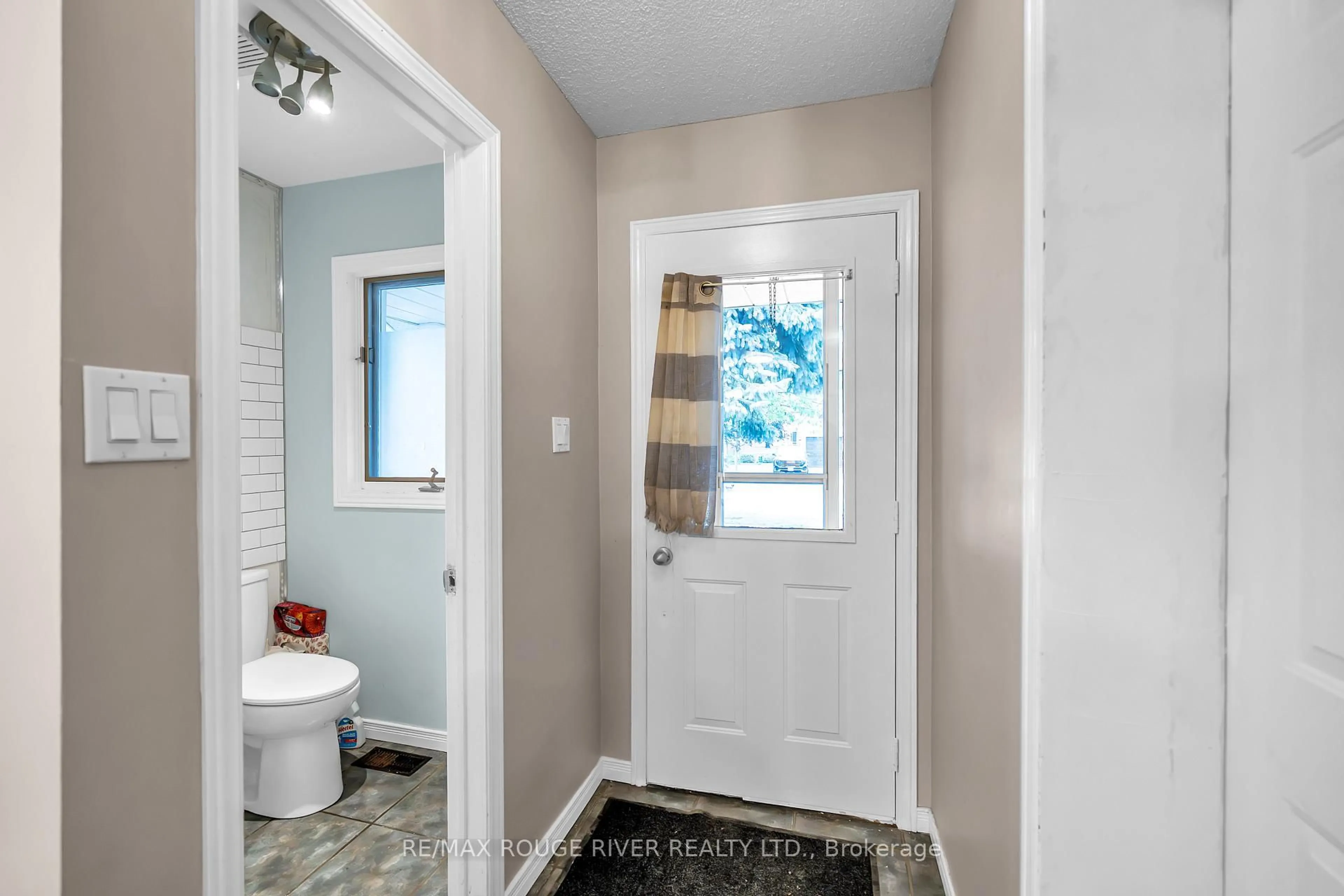 Indoor entryway for 17 Fenwick Ave, Clarington Ontario L1C 4R6