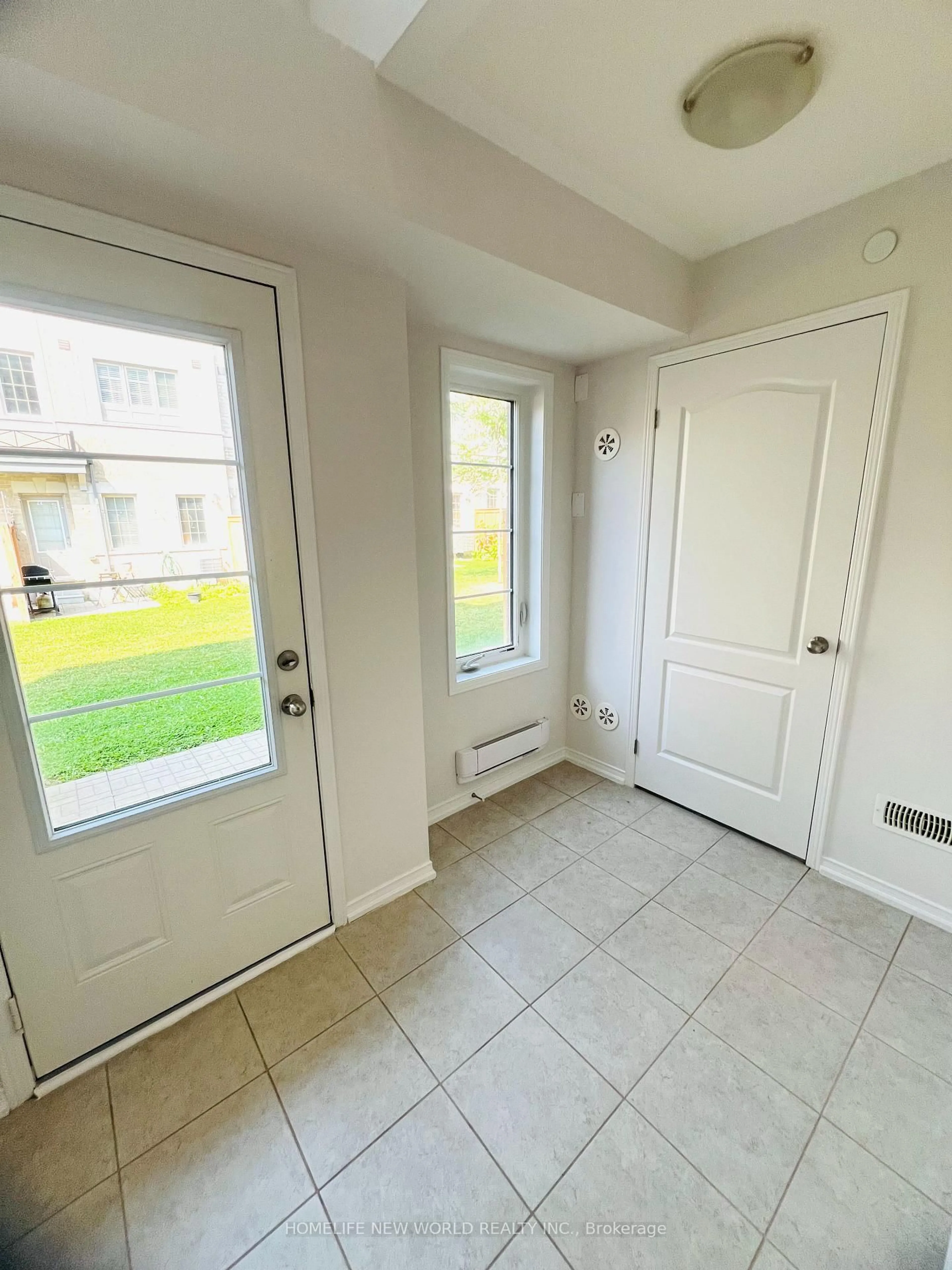 Indoor entryway for 2616 Deputy Minister Path, Oshawa Ontario L1L 0M7