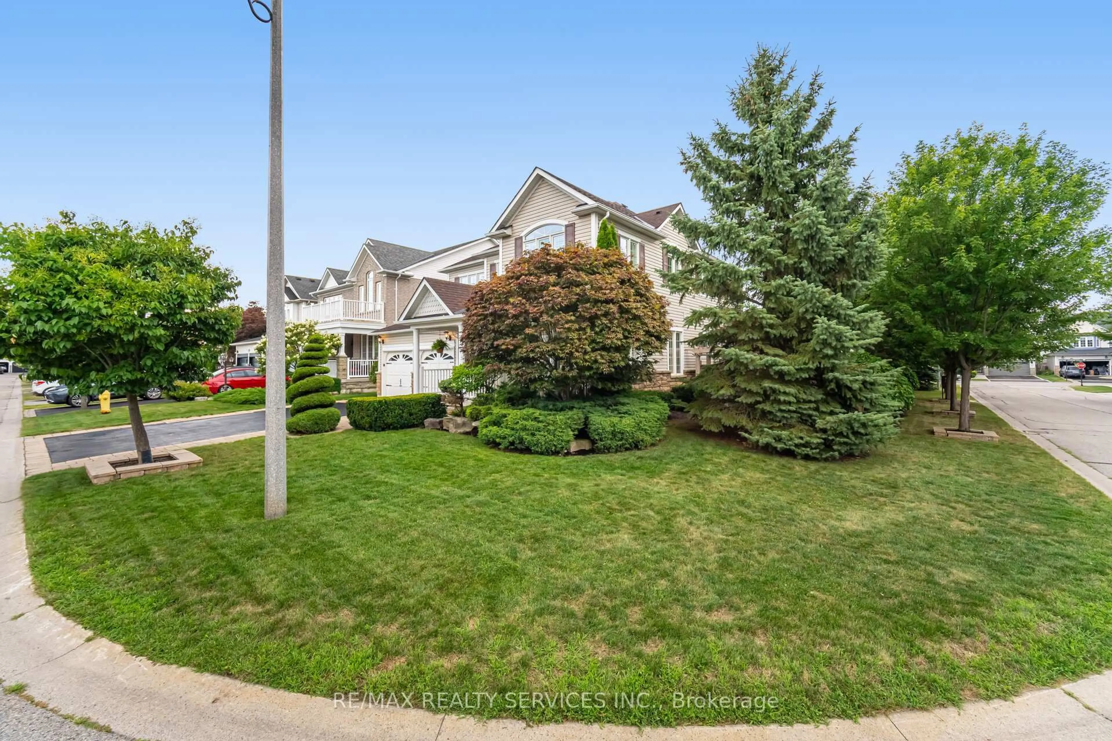 A pic from outside/outdoor area/front of a property/back of a property/a pic from drone, street for 15 Bianca Dr, Whitby Ontario L1M 2J3