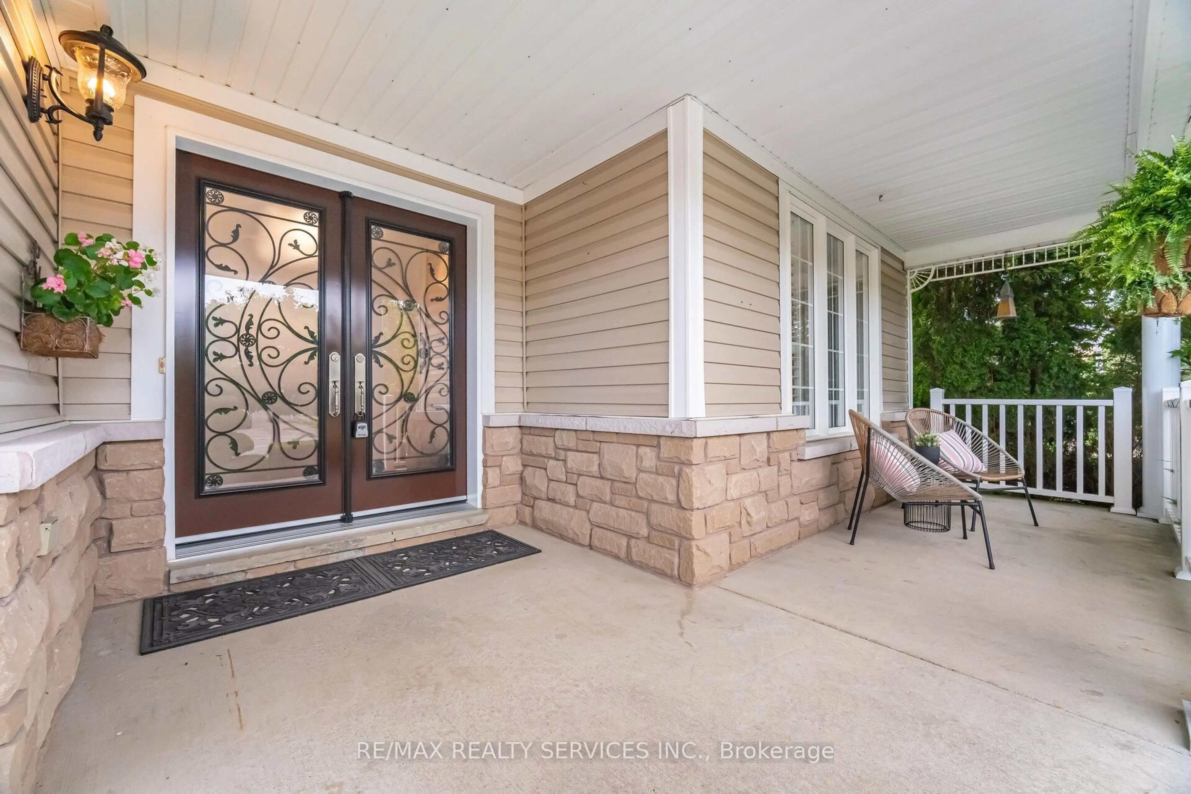 Indoor entryway for 15 Bianca Dr, Whitby Ontario L1M 2J3