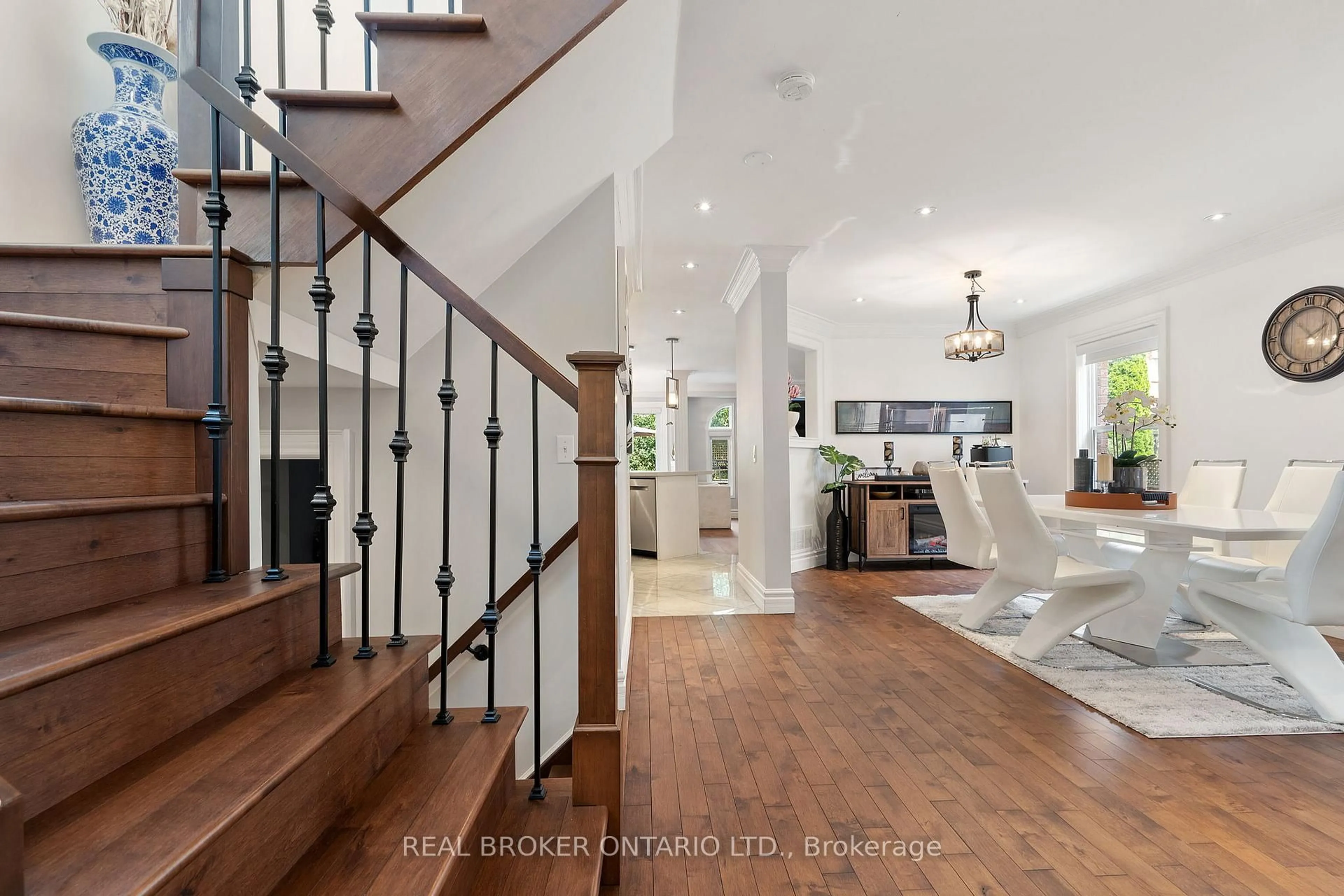Indoor entryway for 21 Shenandoah Dr, Whitby Ontario L1P 1S9