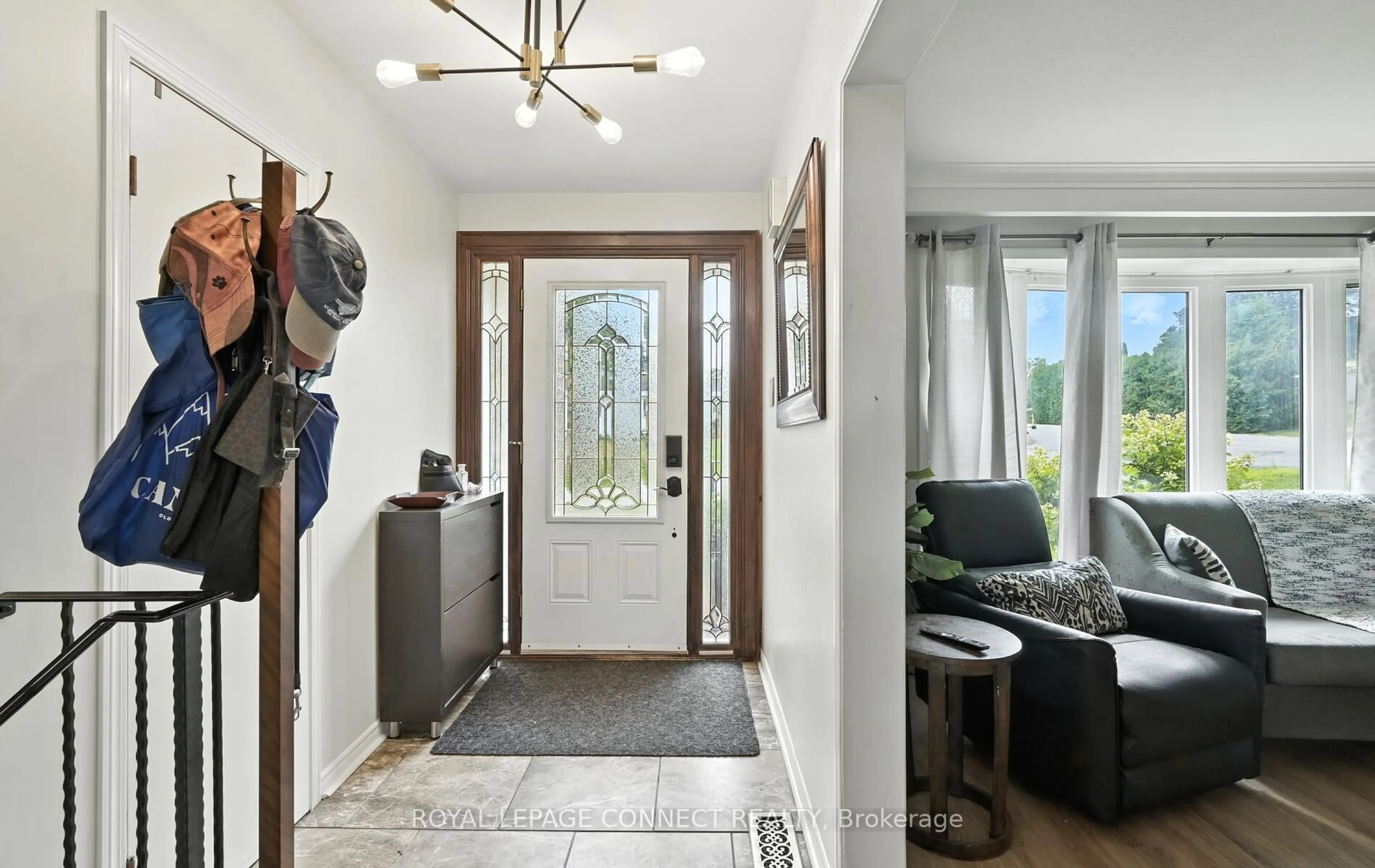 Indoor entryway for 612 Maple St, Whitby Ontario L1N 3A2