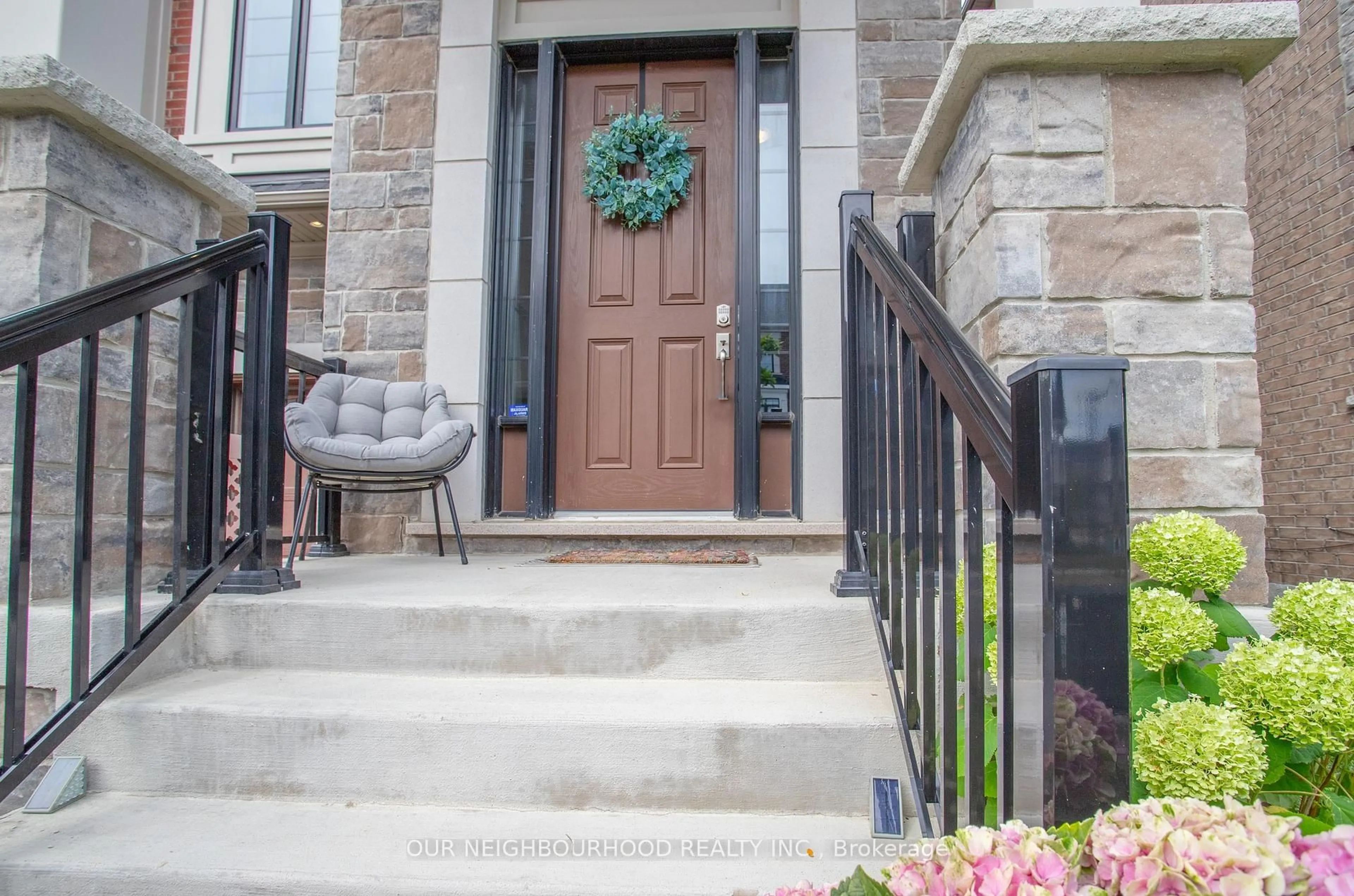 Indoor entryway for 95 Dorian Dr, Whitby Ontario L1P 0C8