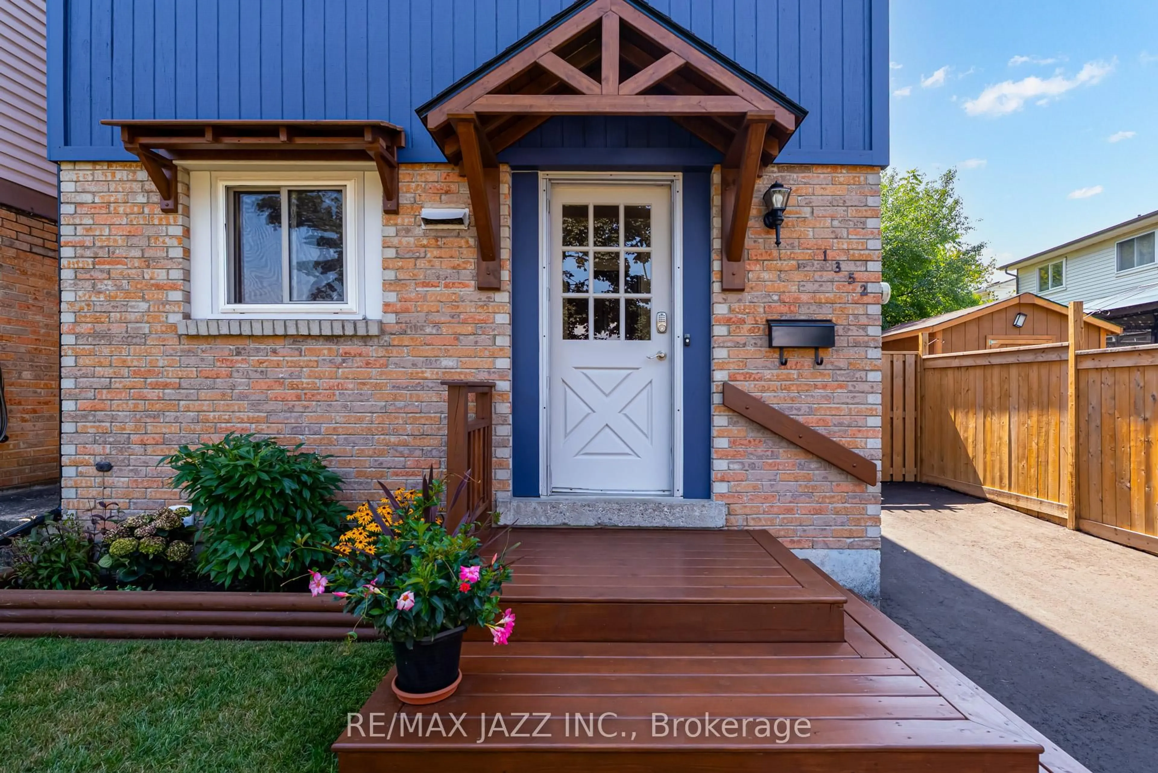 Indoor entryway for 1352 Wecker Dr, Oshawa Ontario L1J 6M9
