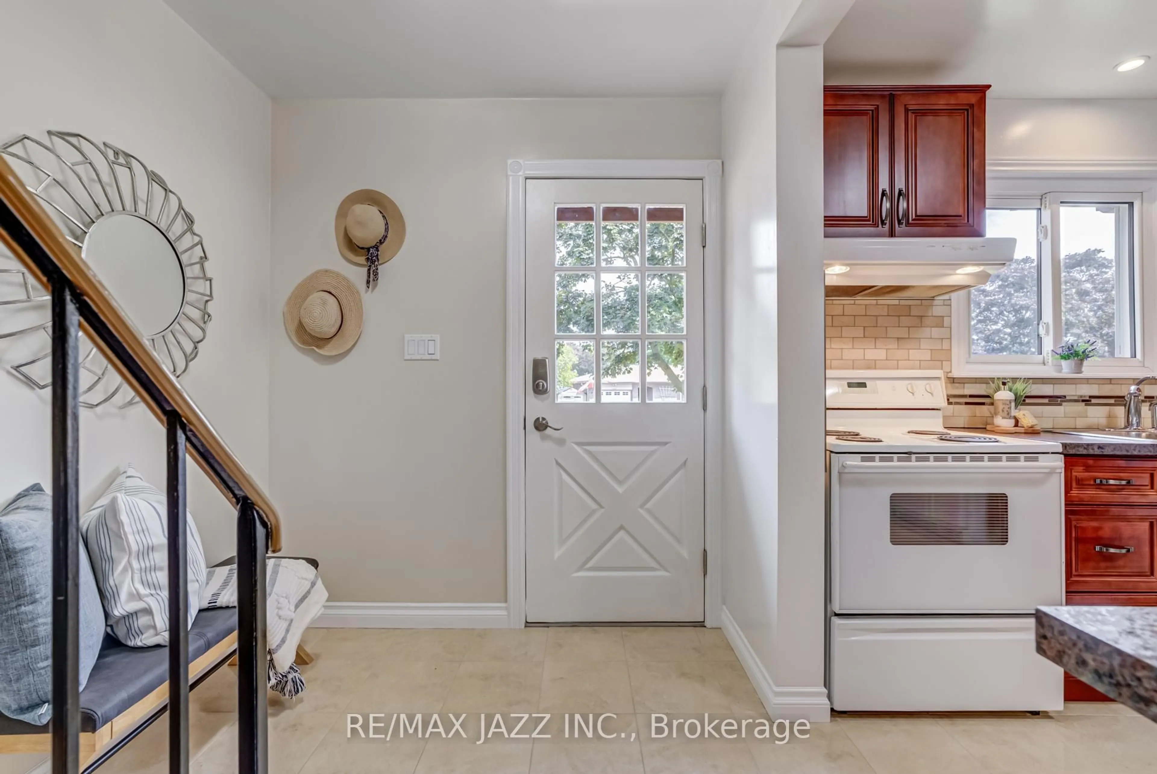 Indoor entryway for 1352 Wecker Dr, Oshawa Ontario L1J 6M9