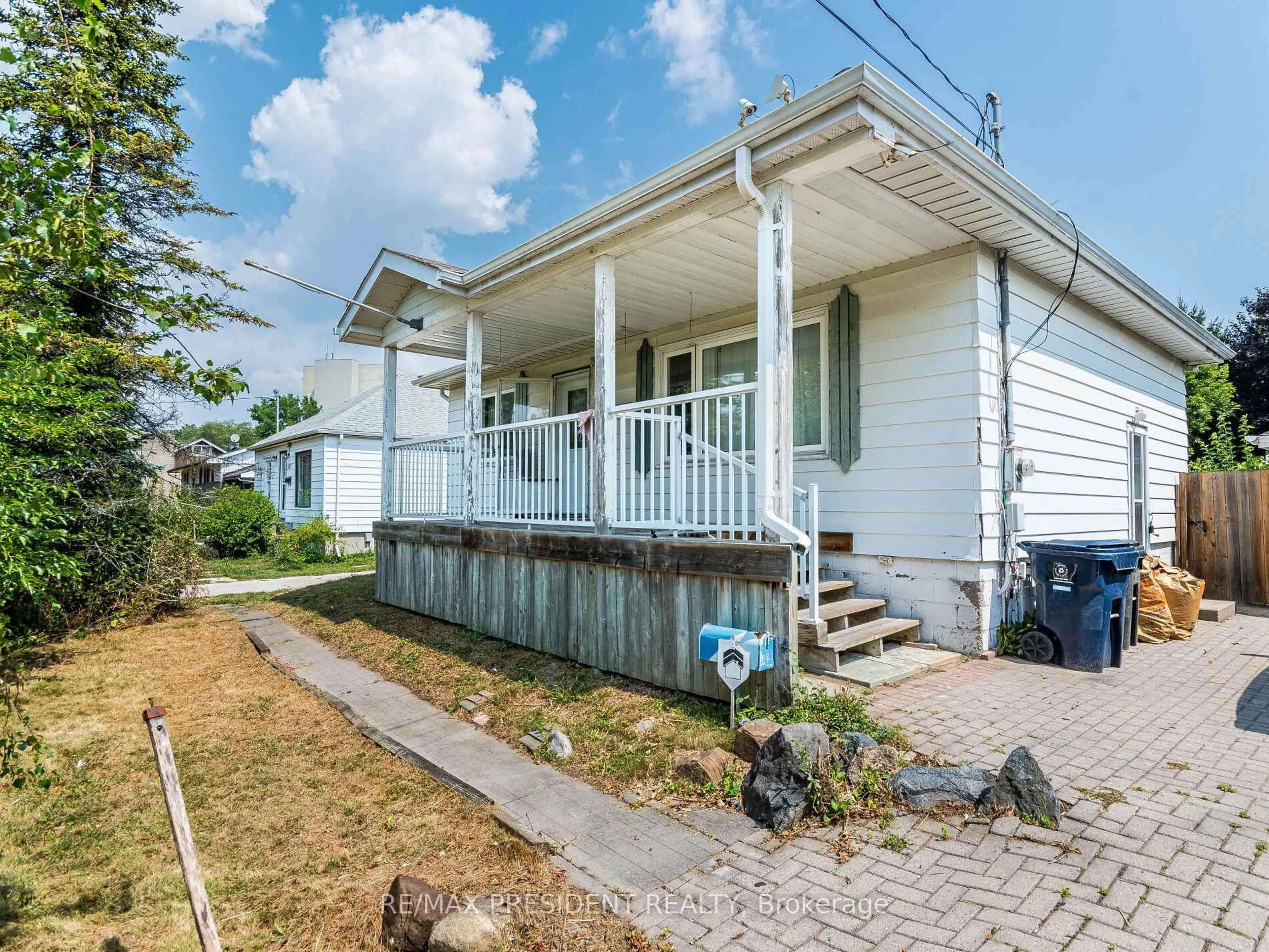 Home with vinyl exterior material, street for 135 Kitchener Rd, Toronto Ontario M1E 2Y2