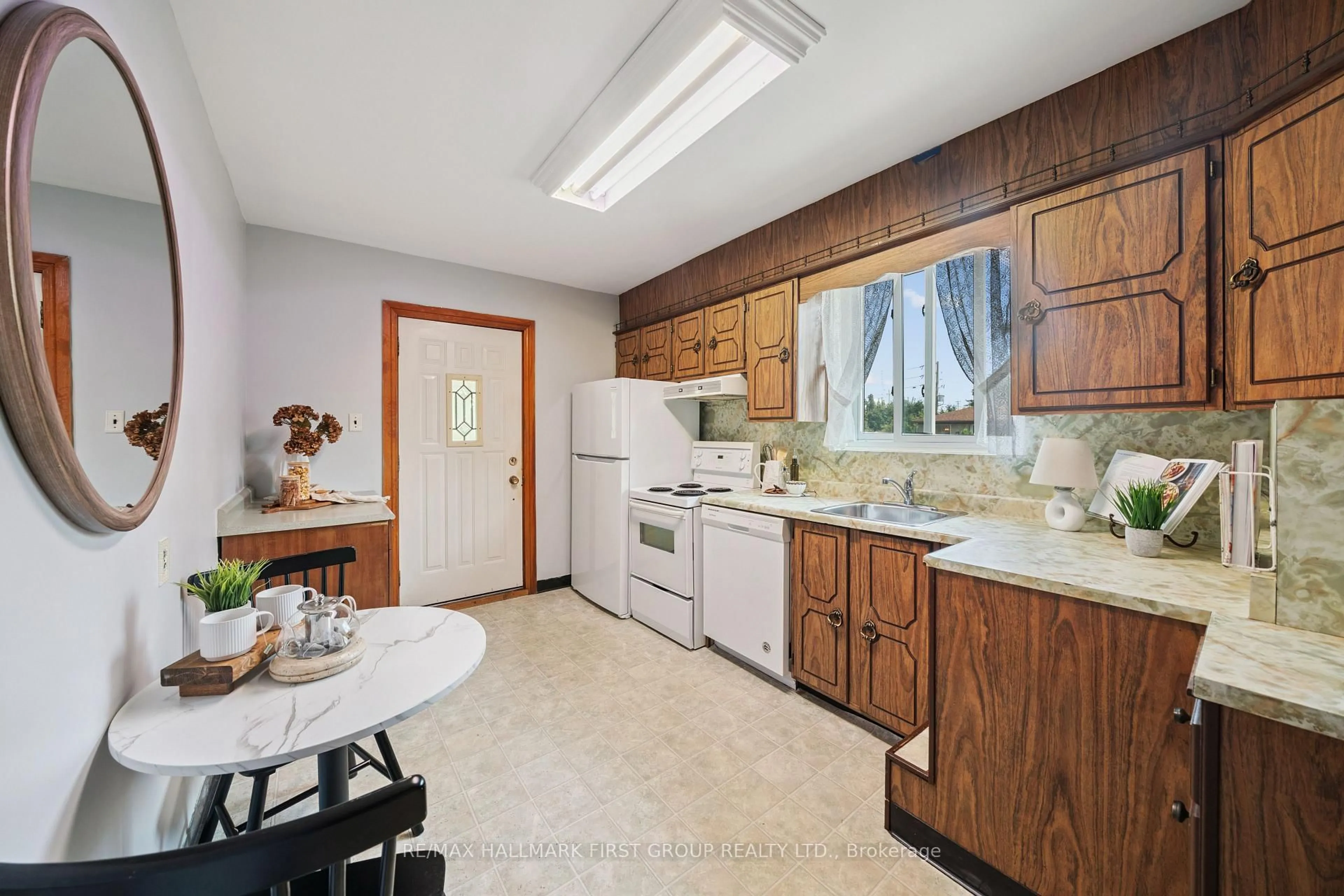 Standard kitchen, ceramic/tile floor for 2 Thorncroft Cres, Ajax Ontario L1S 2S2