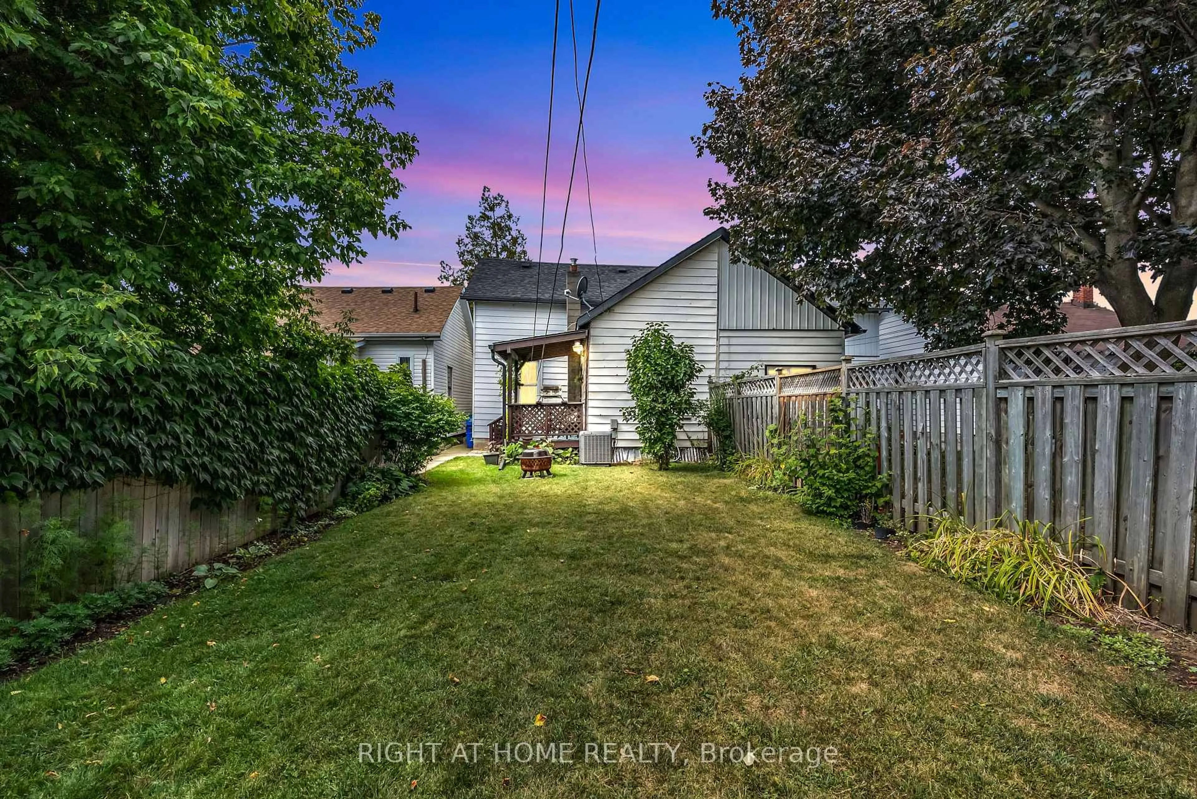 A pic from outside/outdoor area/front of a property/back of a property/a pic from drone, street for 217 Celina St, Oshawa Ontario L1H 4N7
