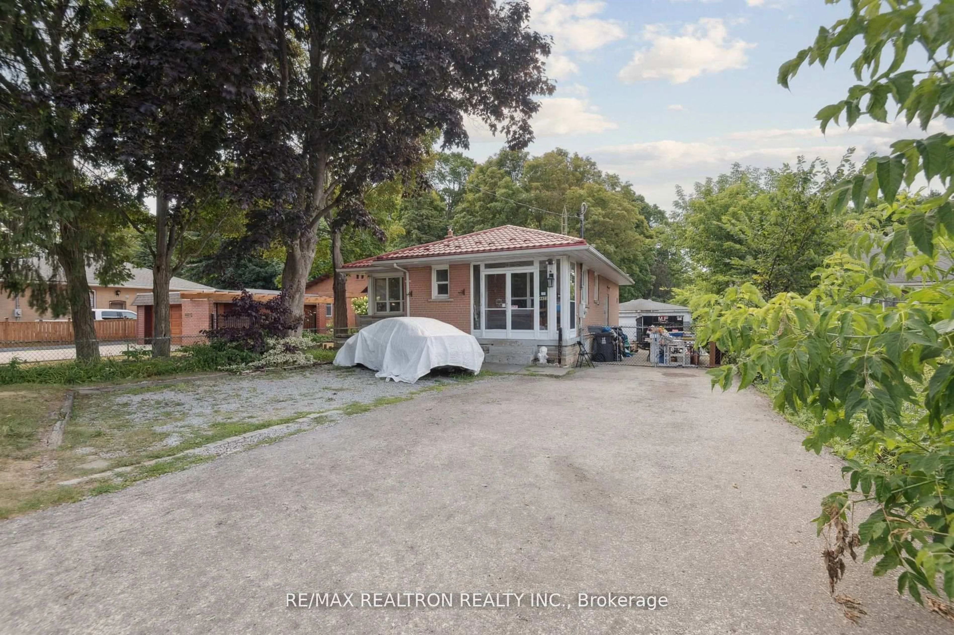 A pic from outside/outdoor area/front of a property/back of a property/a pic from drone, street for 4423 Lawrence Ave, Toronto Ontario M1E 2T6