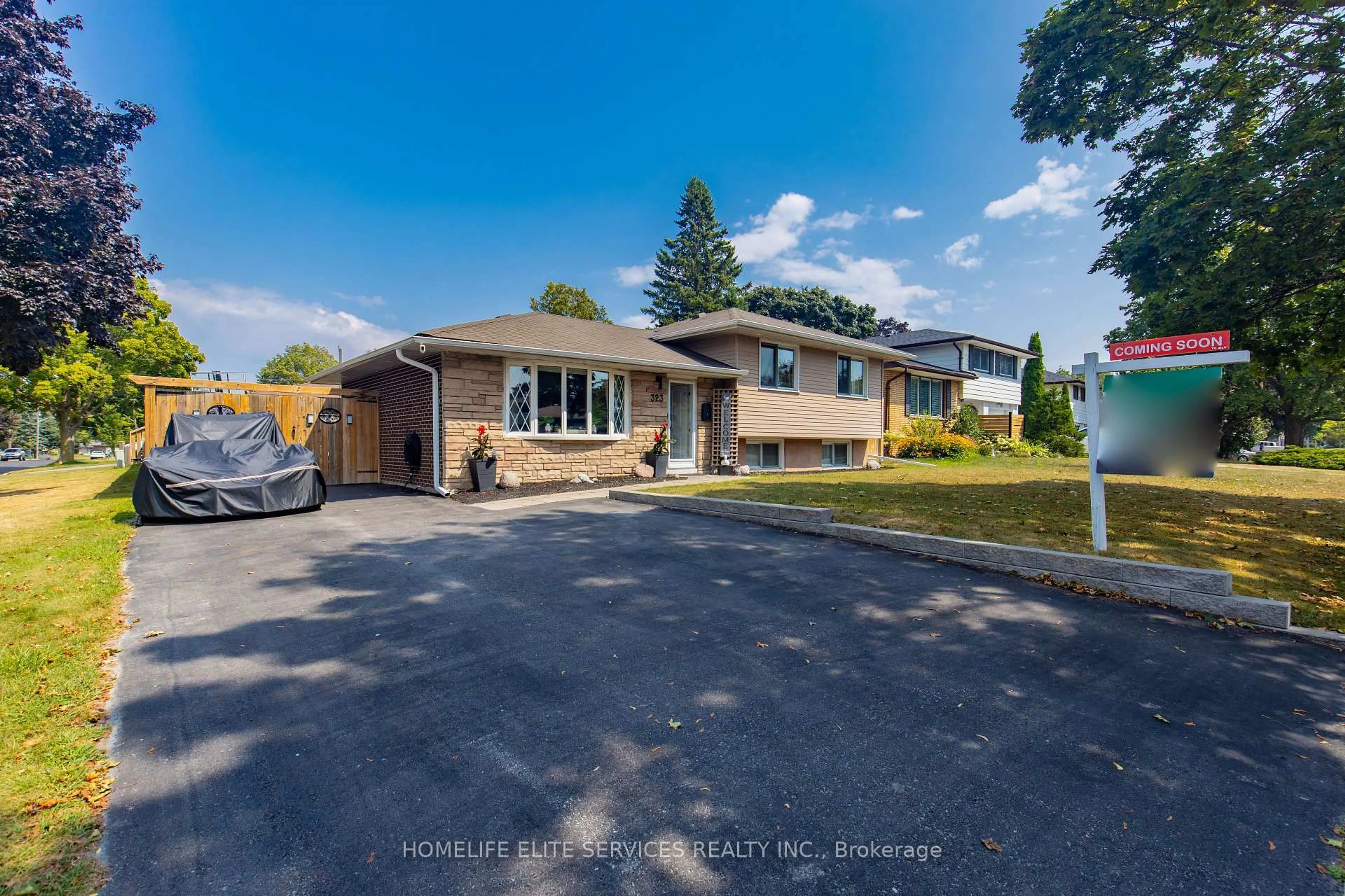 A pic from outside/outdoor area/front of a property/back of a property/a pic from drone, street for 323 Central Pk Blvd, Oshawa Ontario L1G 5Z5