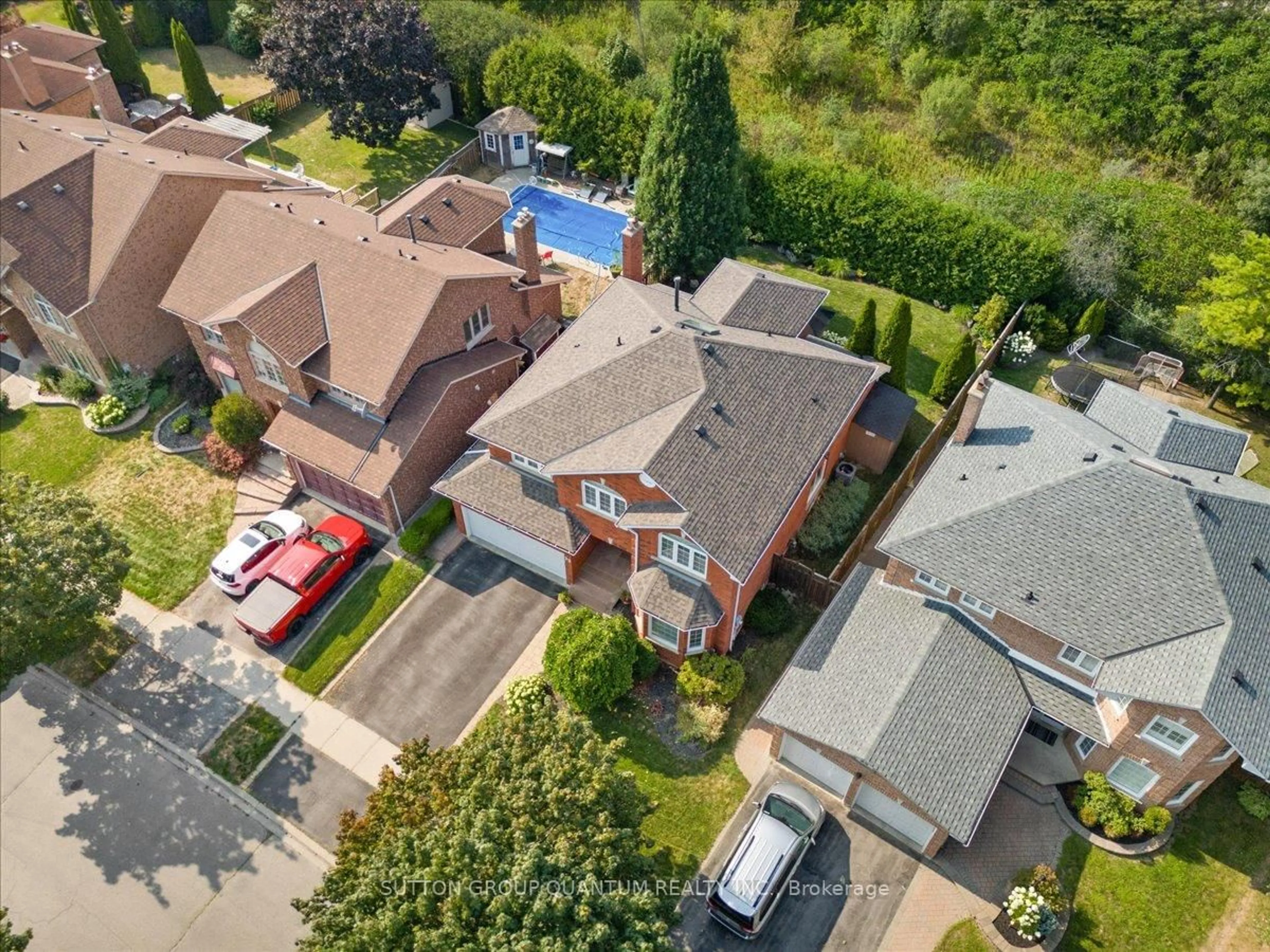 A pic from outside/outdoor area/front of a property/back of a property/a pic from drone, street for 22 Kilbride Dr, Whitby Ontario L1R 2B3