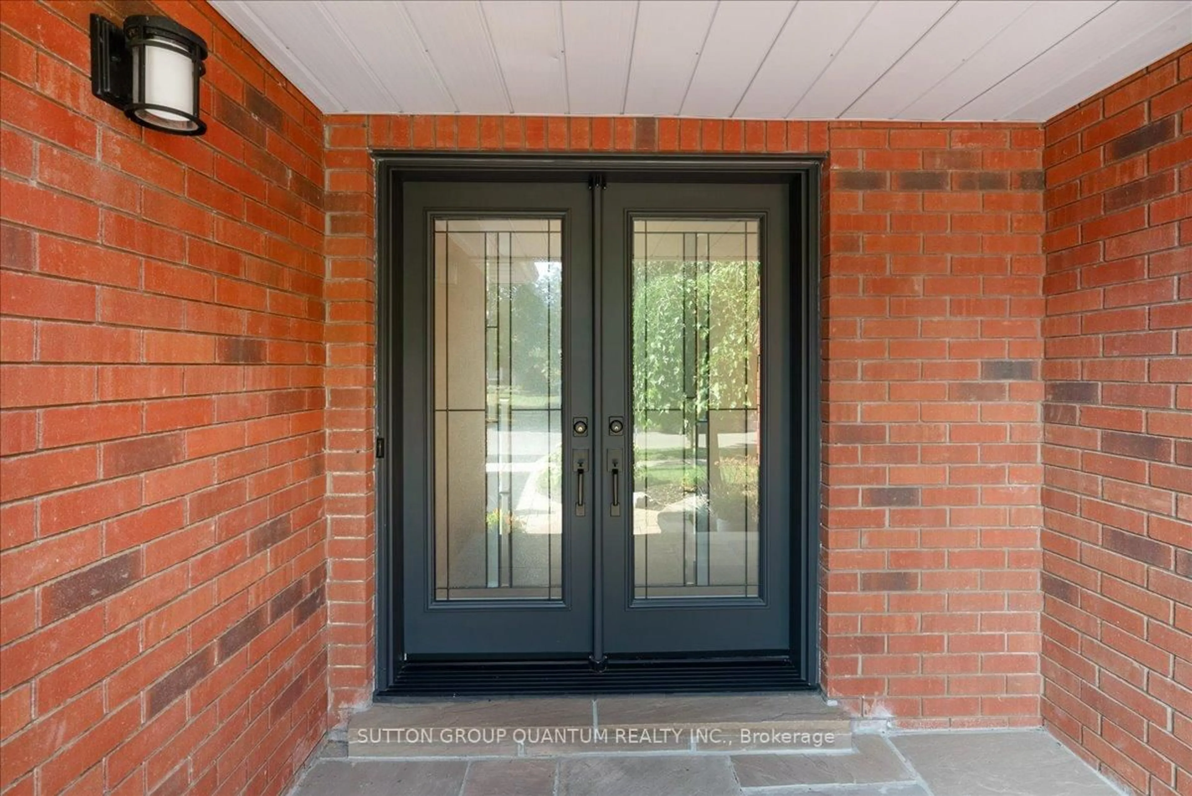 Indoor entryway for 22 Kilbride Dr, Whitby Ontario L1R 2B3