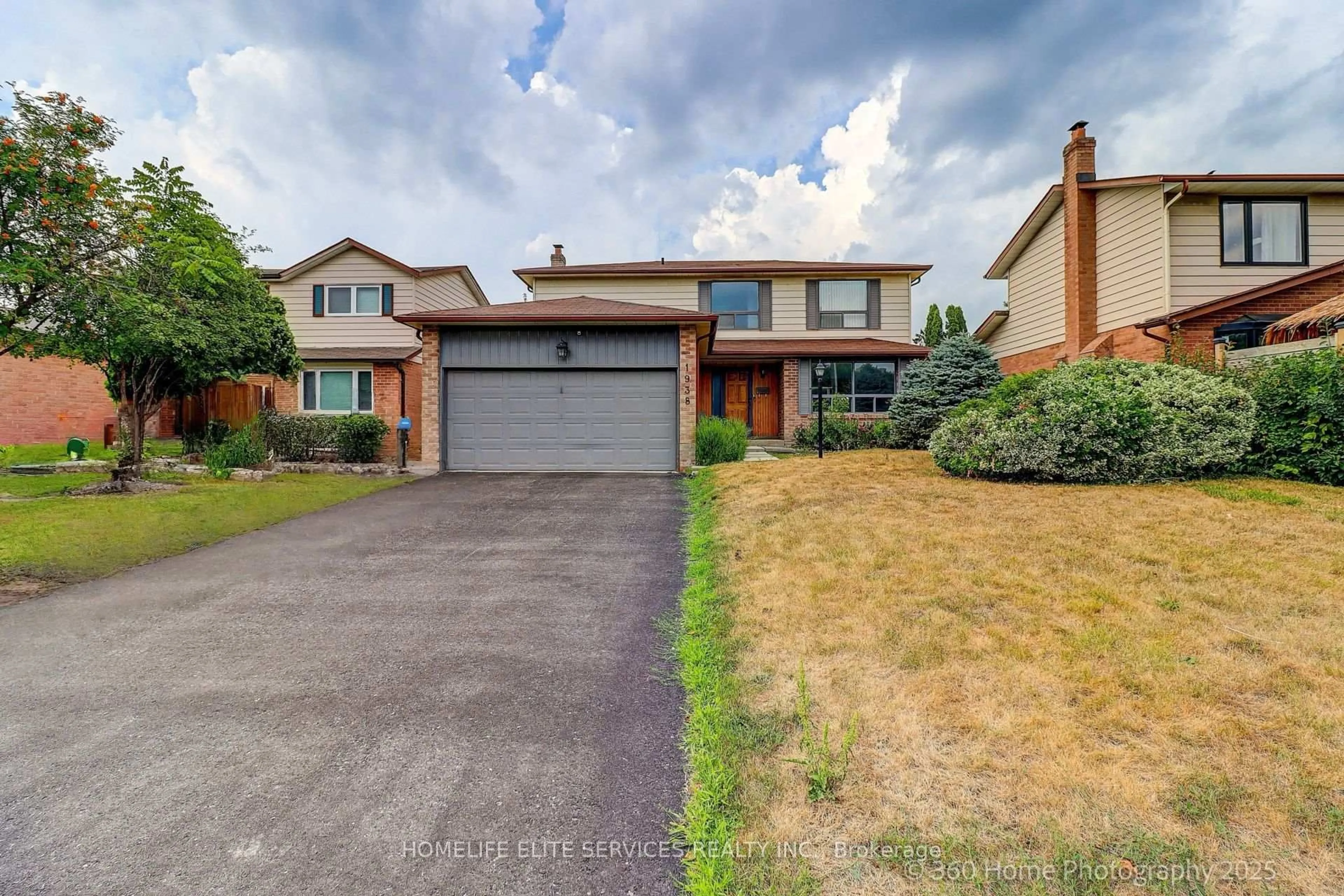 A pic from outside/outdoor area/front of a property/back of a property/a pic from drone, street for 1938 Glengrove Rd, Pickering Ontario L1V 1X2