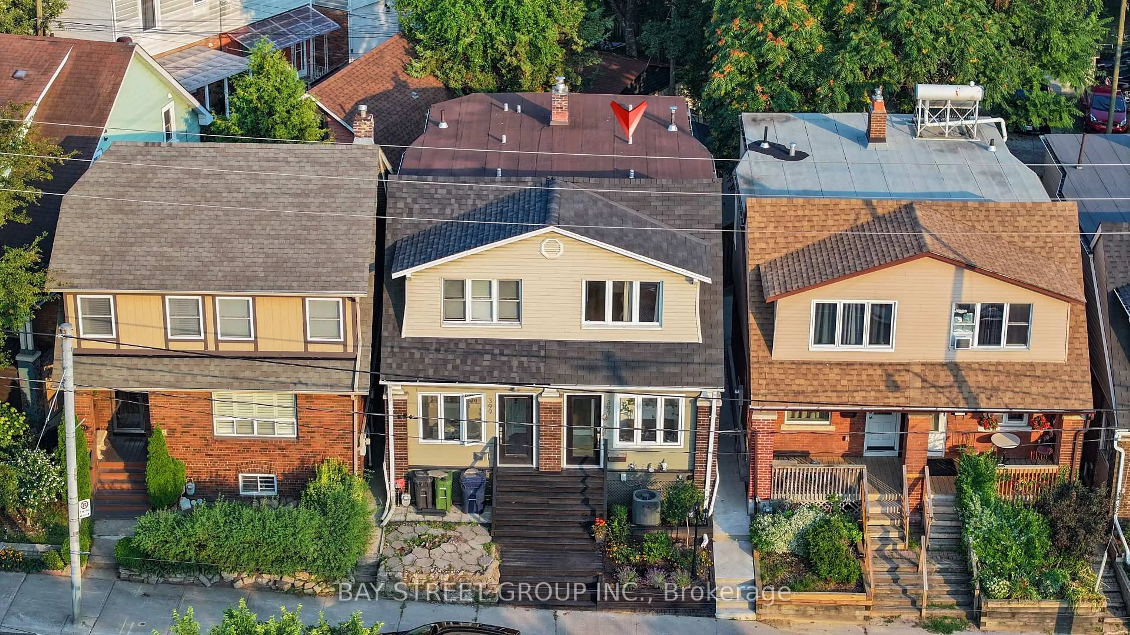 A pic from outside/outdoor area/front of a property/back of a property/a pic from drone, city buildings view from balcony for 397 Kingston Rd, Toronto Ontario M4L 1V1