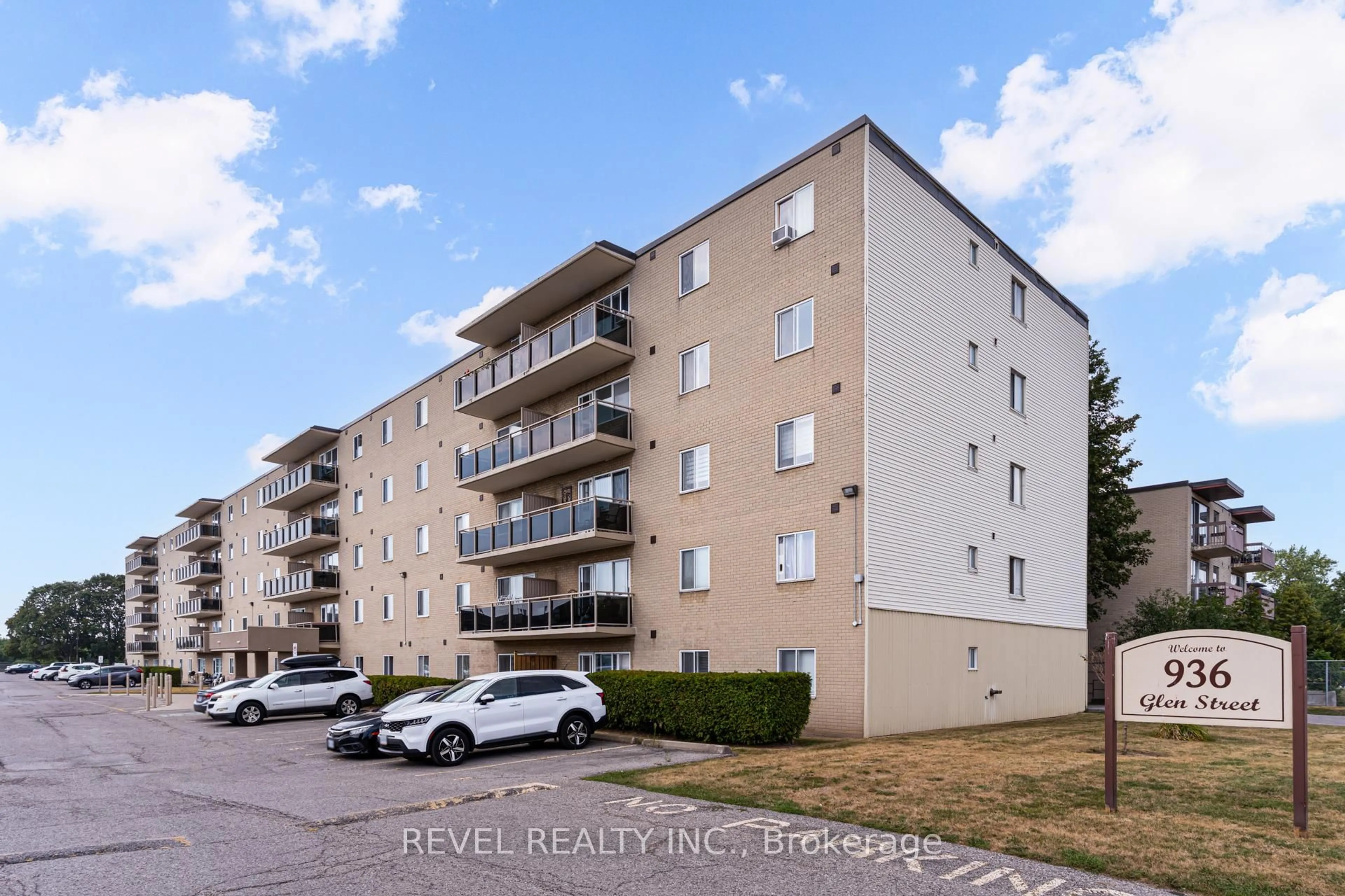 Patio, street for 936 Glen St #512, Oshawa Ontario L1J 5Z7