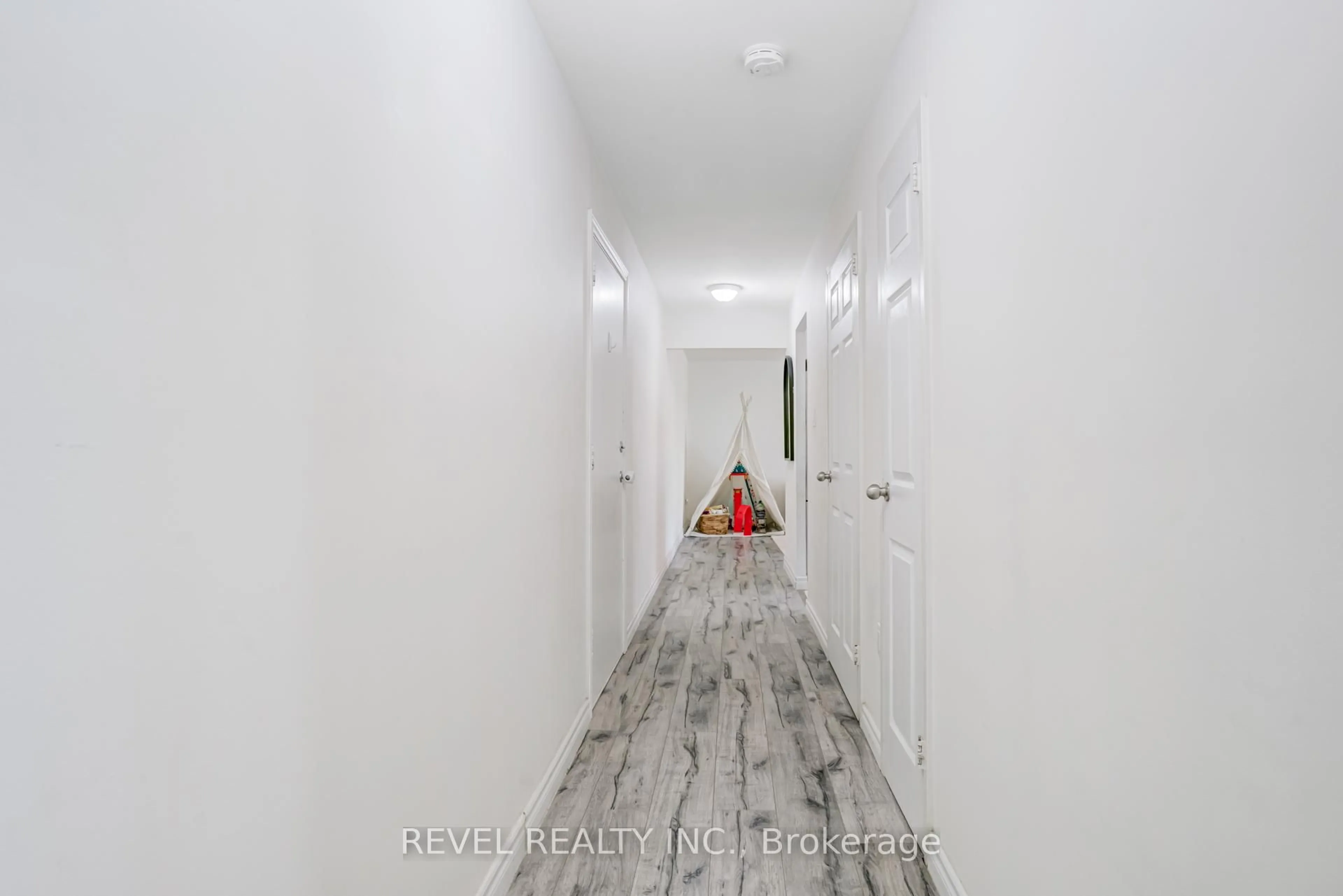 A pic of a room for 936 Glen St #512, Oshawa Ontario L1J 5Z7