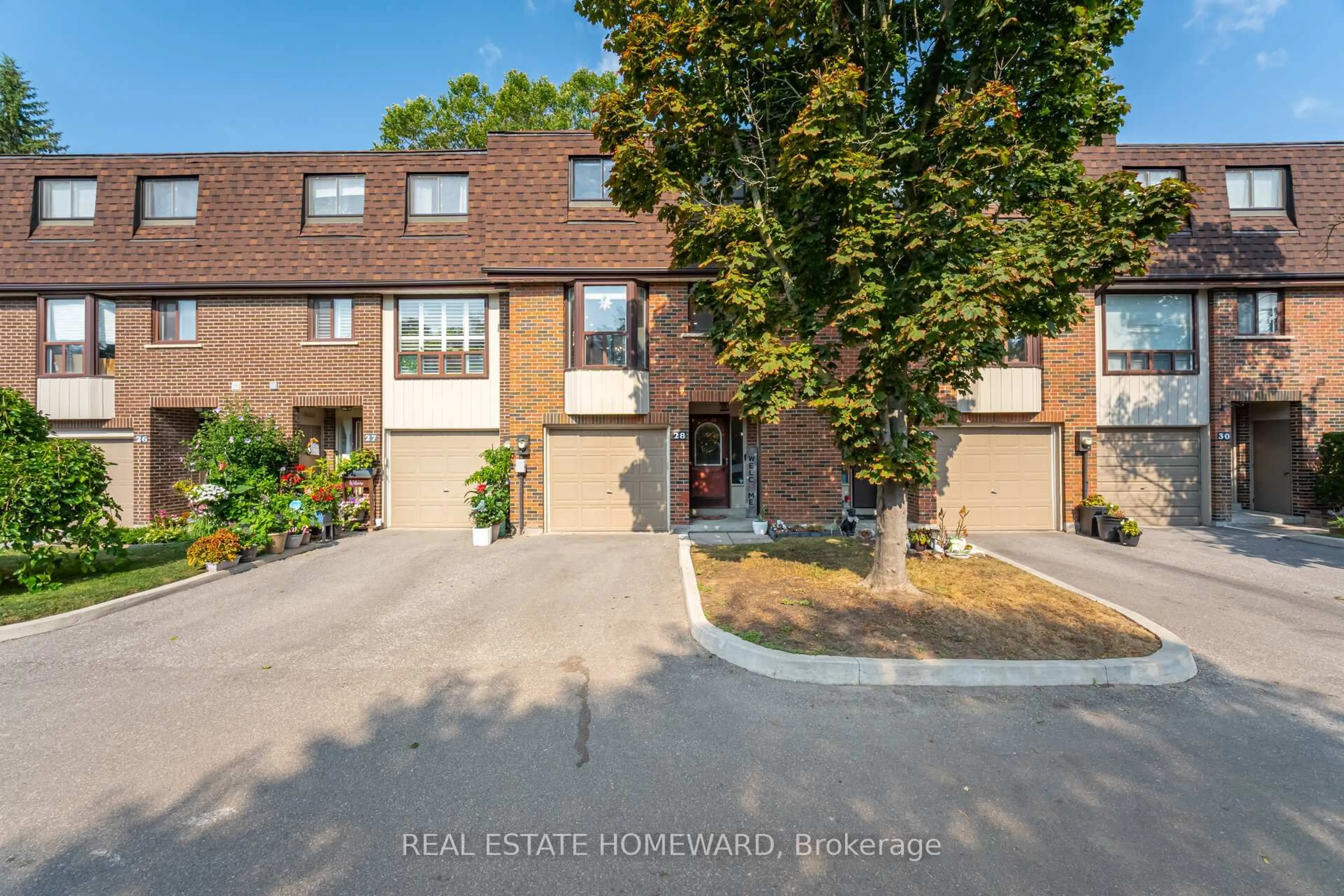 A pic from outside/outdoor area/front of a property/back of a property/a pic from drone, street for 229 Jeffery St #28, Whitby Ontario L1N 6E4