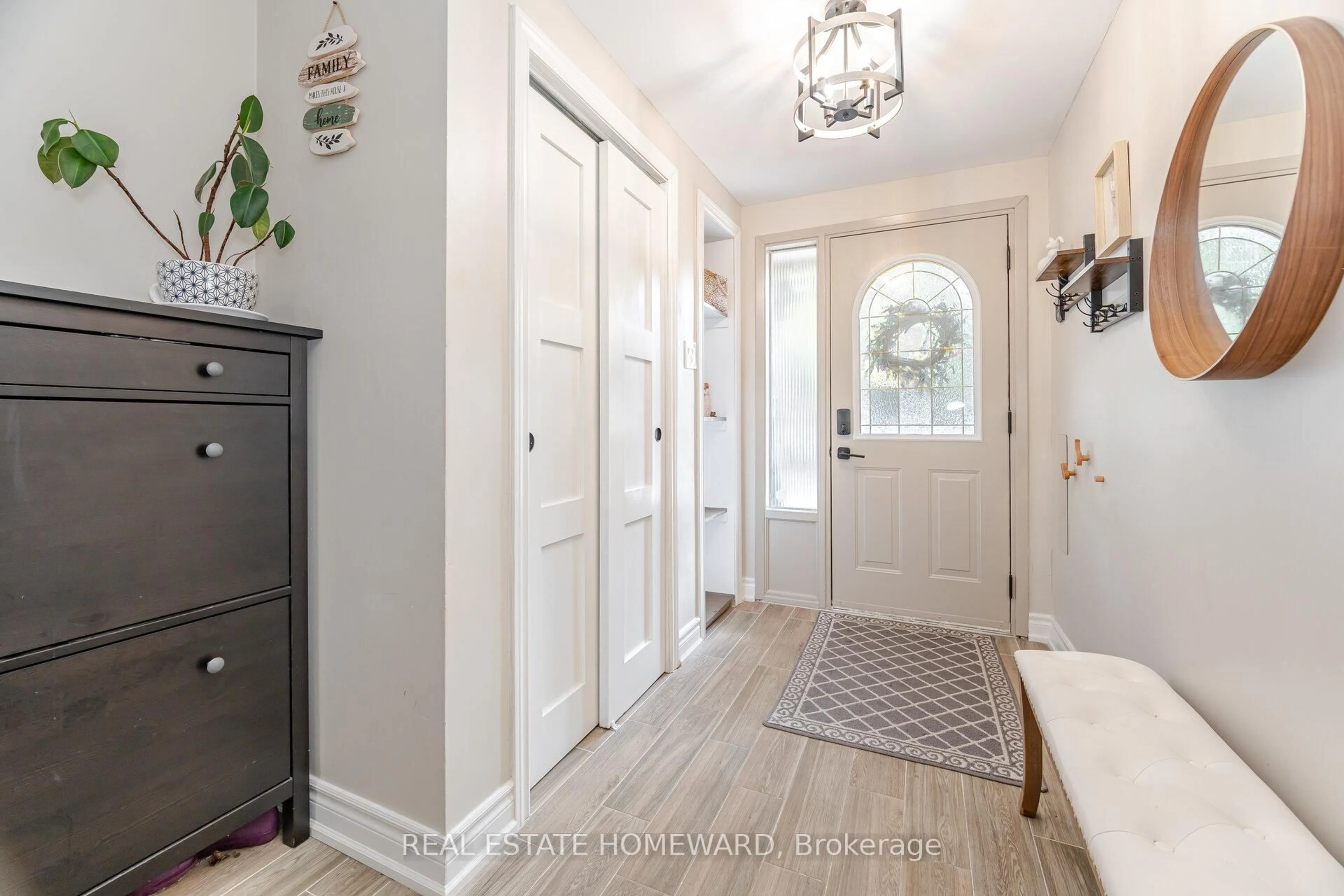 Indoor entryway for 229 Jeffery St #28, Whitby Ontario L1N 6E4