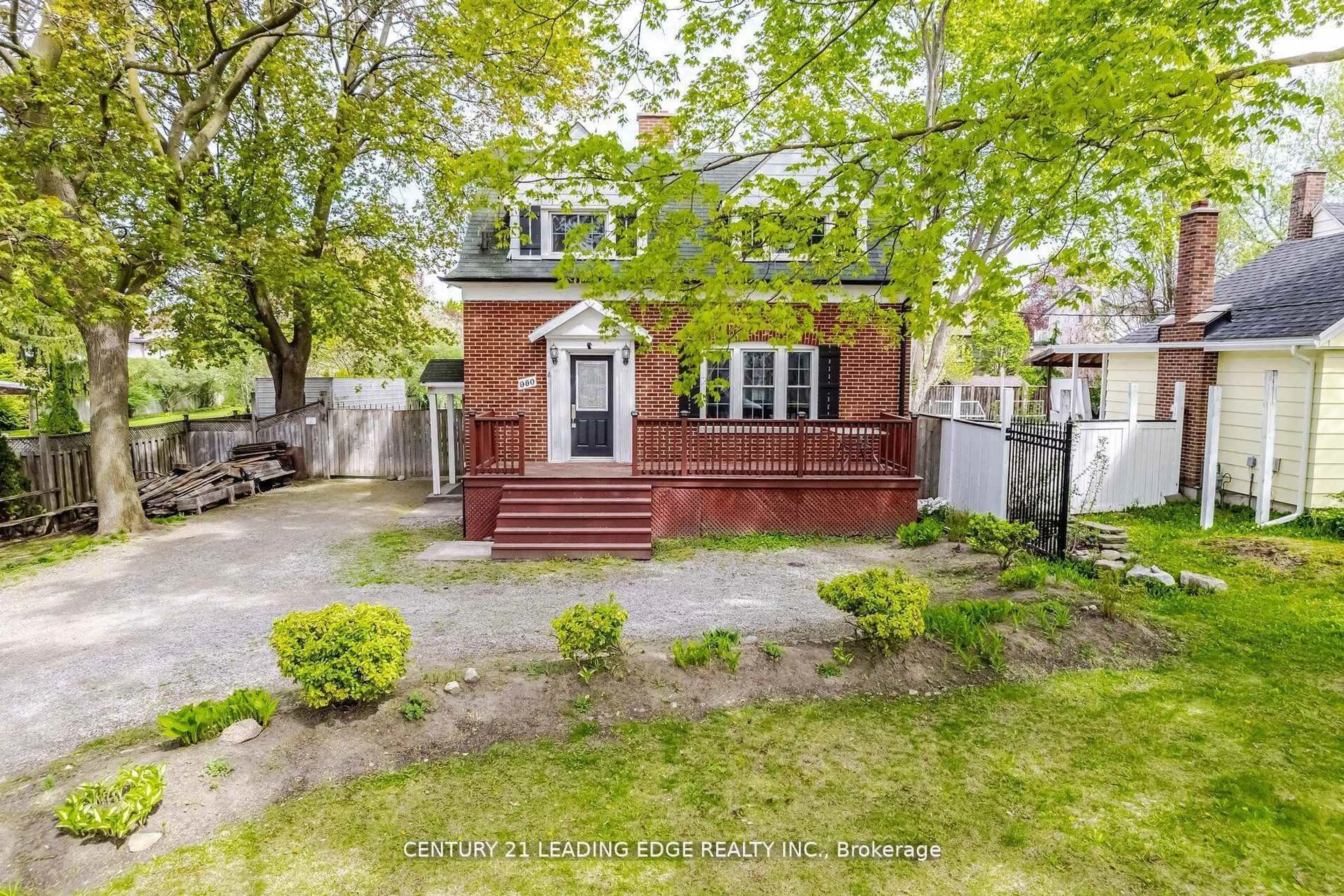 A pic from outside/outdoor area/front of a property/back of a property/a pic from drone, street for 980 King St, Oshawa Ontario L1H 1H2