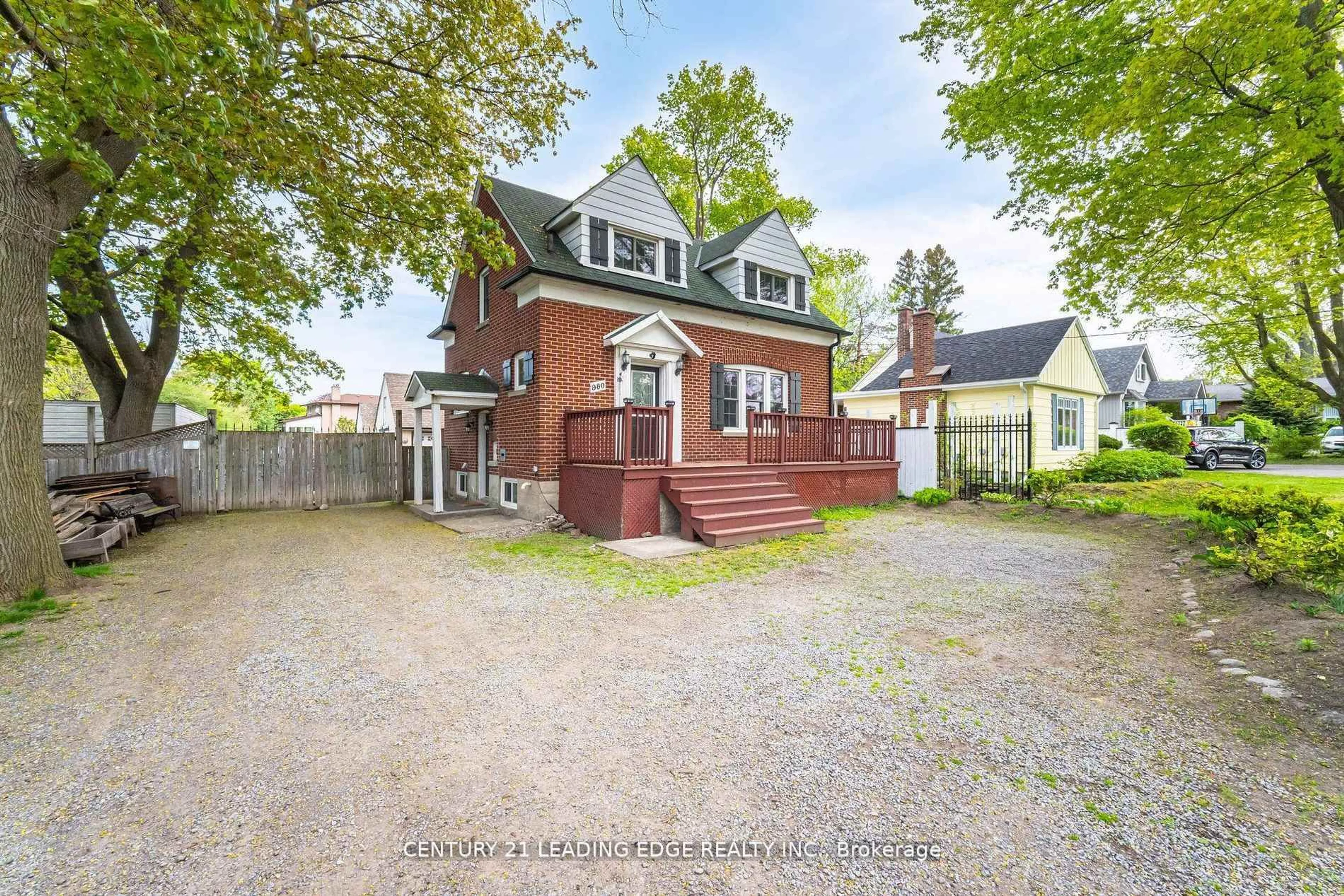 A pic from outside/outdoor area/front of a property/back of a property/a pic from drone, street for 980 King St, Oshawa Ontario L1H 1H2