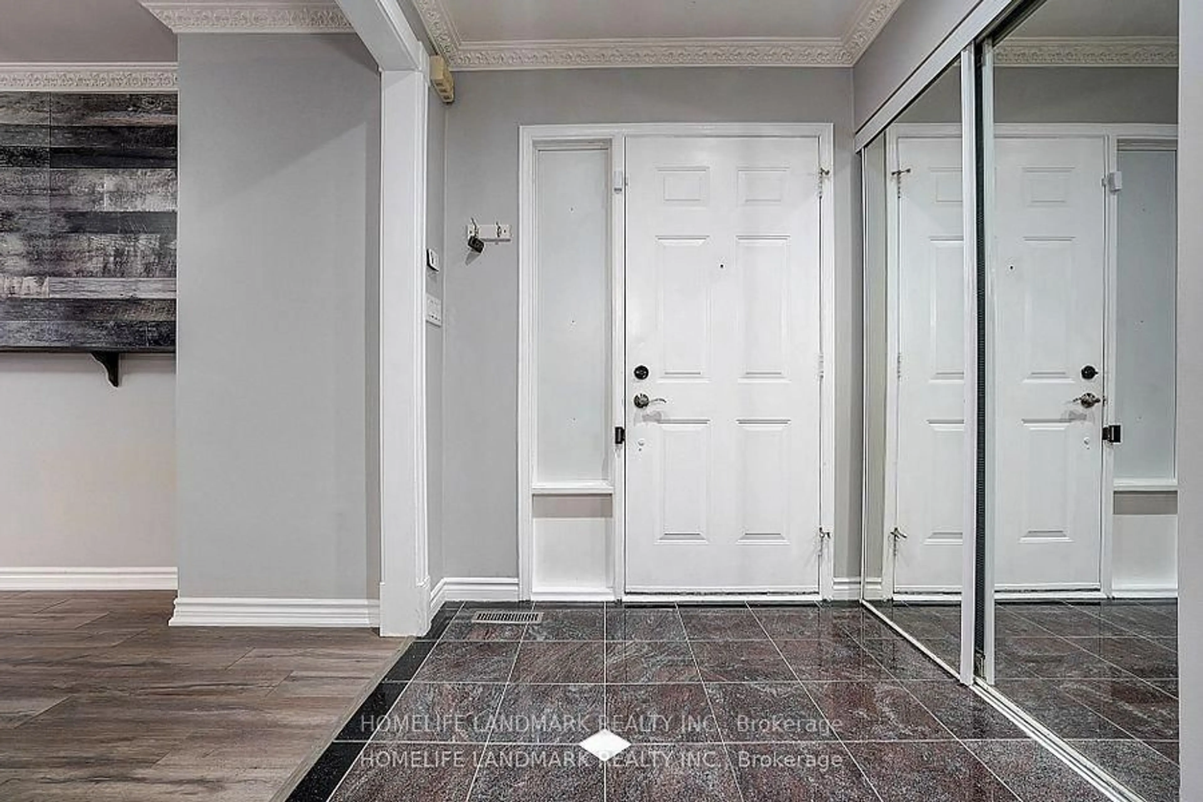 Indoor entryway for 15 Saintsbury Sq, Toronto Ontario M1V 3K1