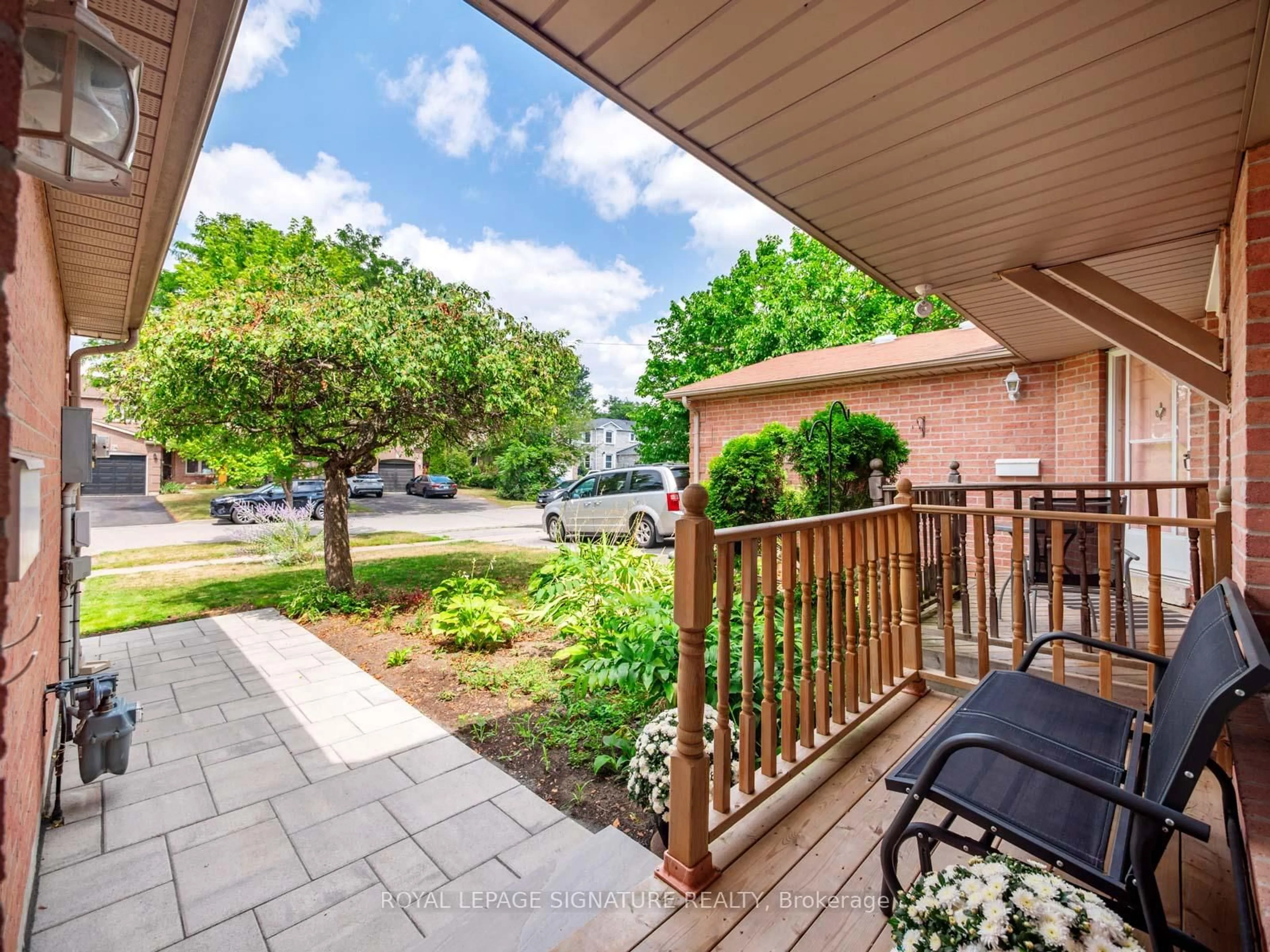 Patio, street for 13 Hillhurst Cres, Clarington Ontario L1E 2A5