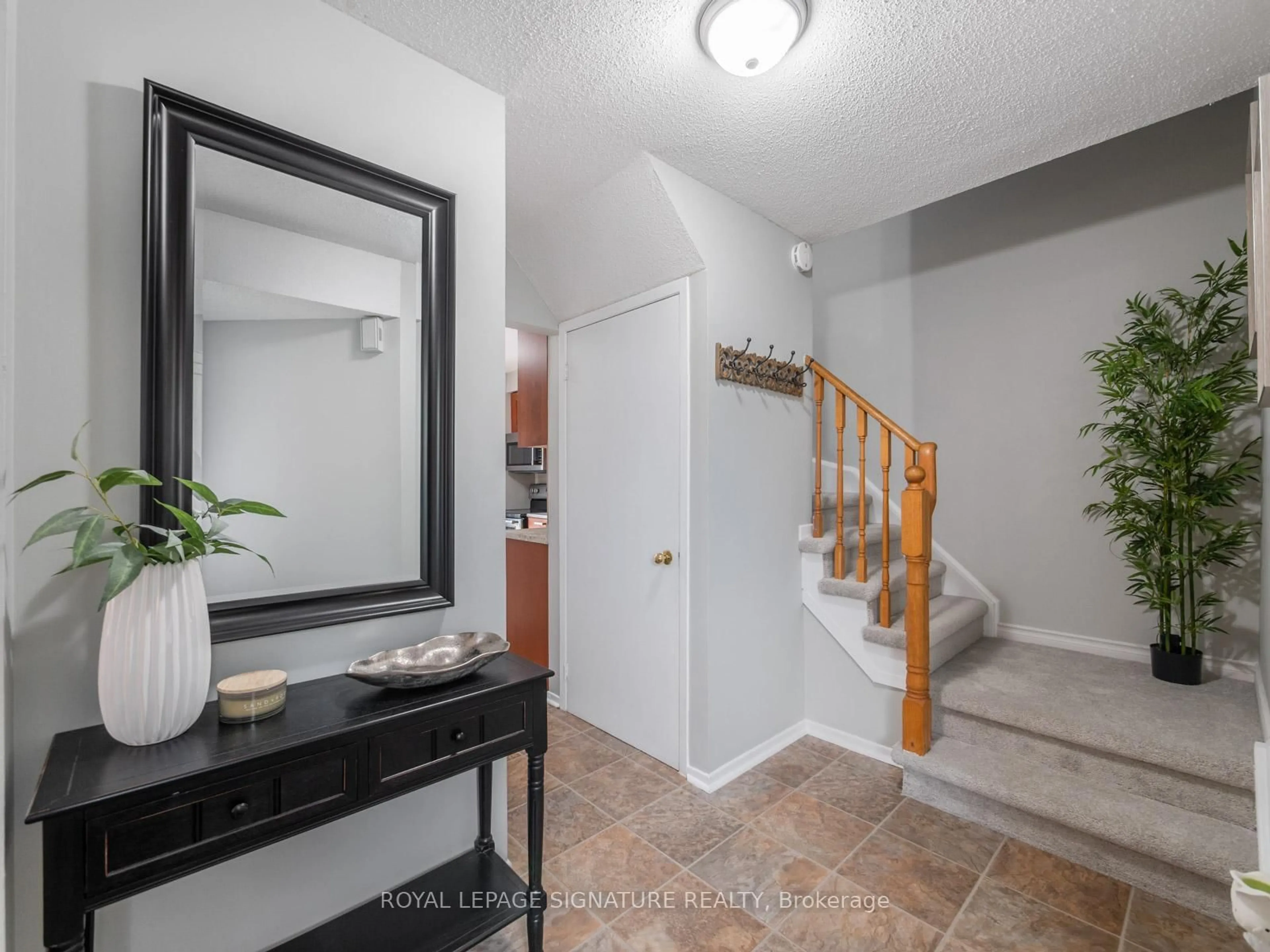 Indoor entryway for 13 Hillhurst Cres, Clarington Ontario L1E 2A5