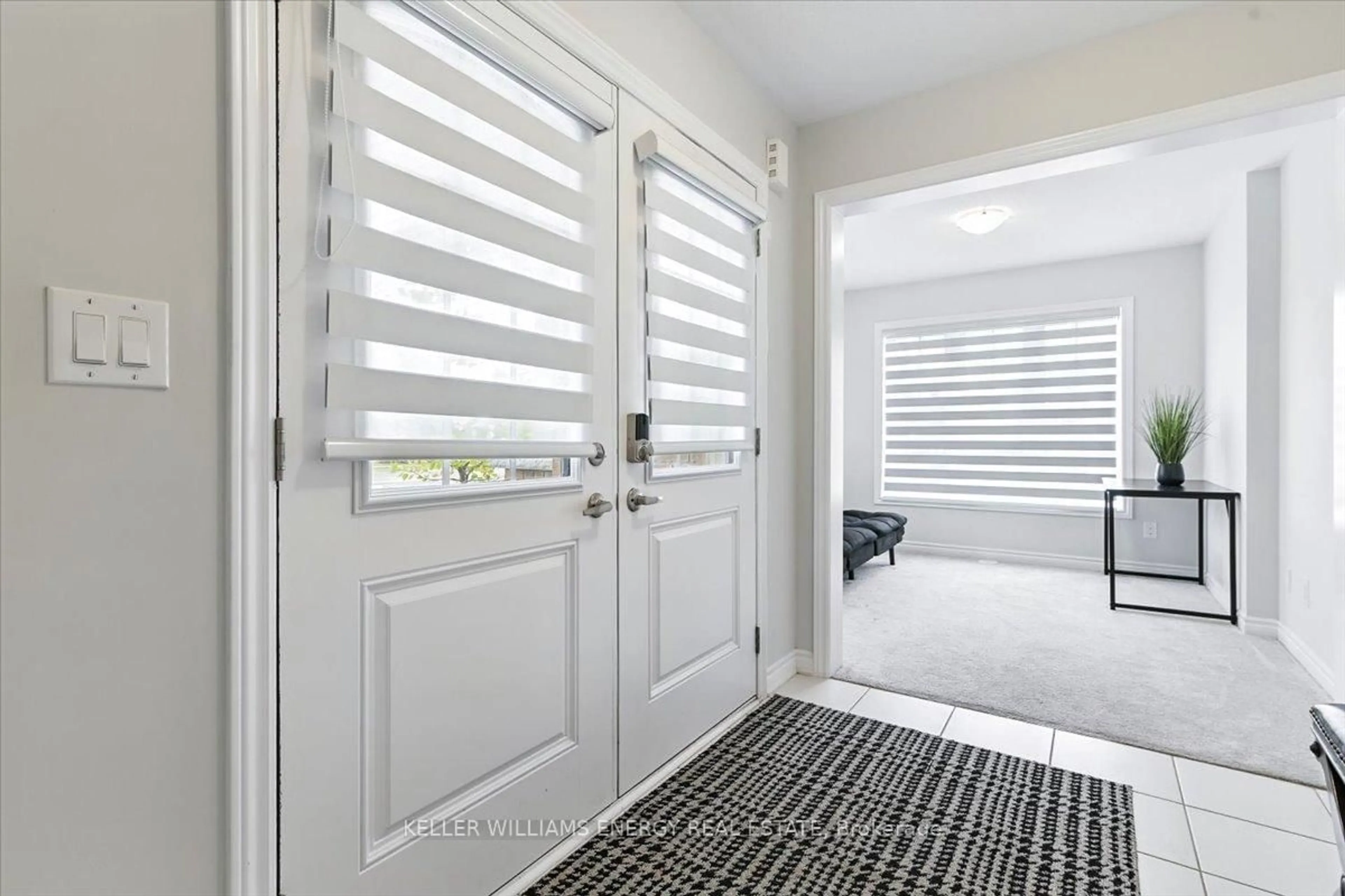 Indoor entryway for 44 Porcelain Way, Whitby Ontario L1R 0R6
