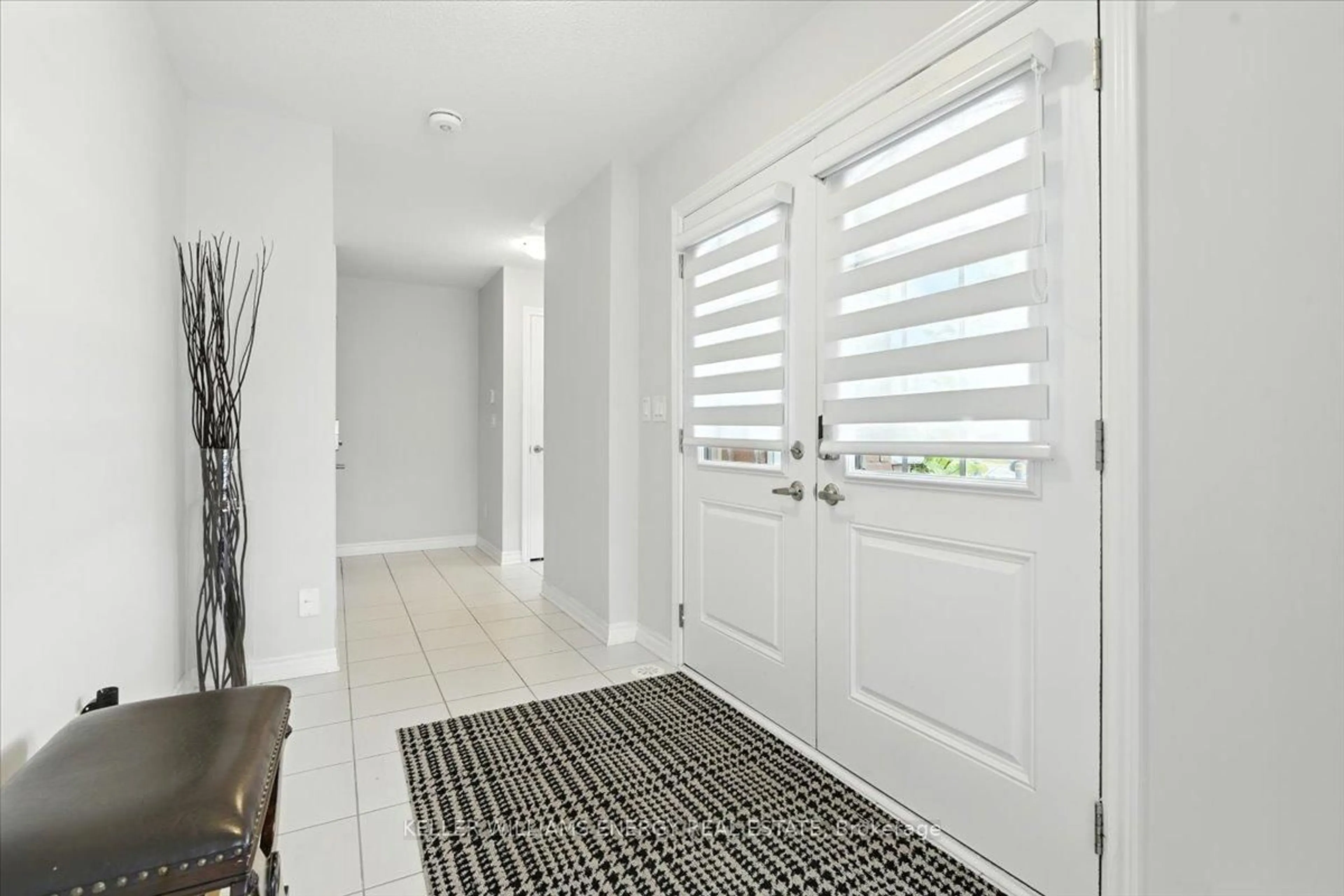 Indoor entryway for 44 Porcelain Way, Whitby Ontario L1R 0R6