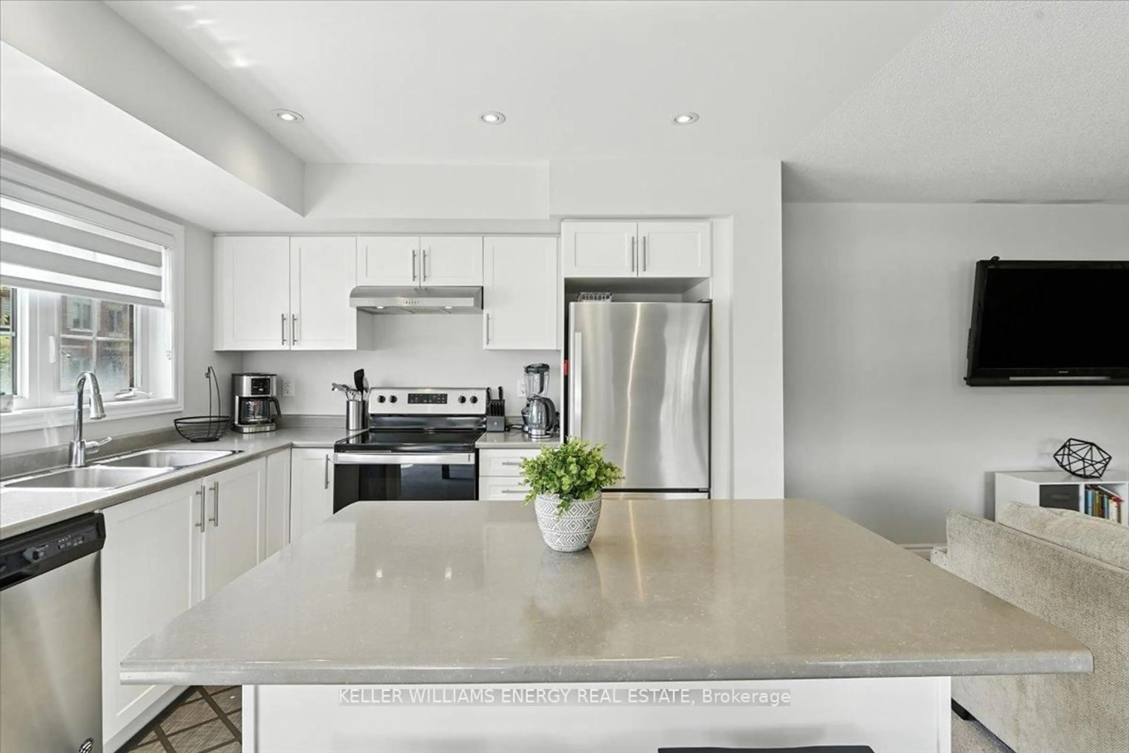 Open concept kitchen, ceramic/tile floor for 44 Porcelain Way, Whitby Ontario L1R 0R6
