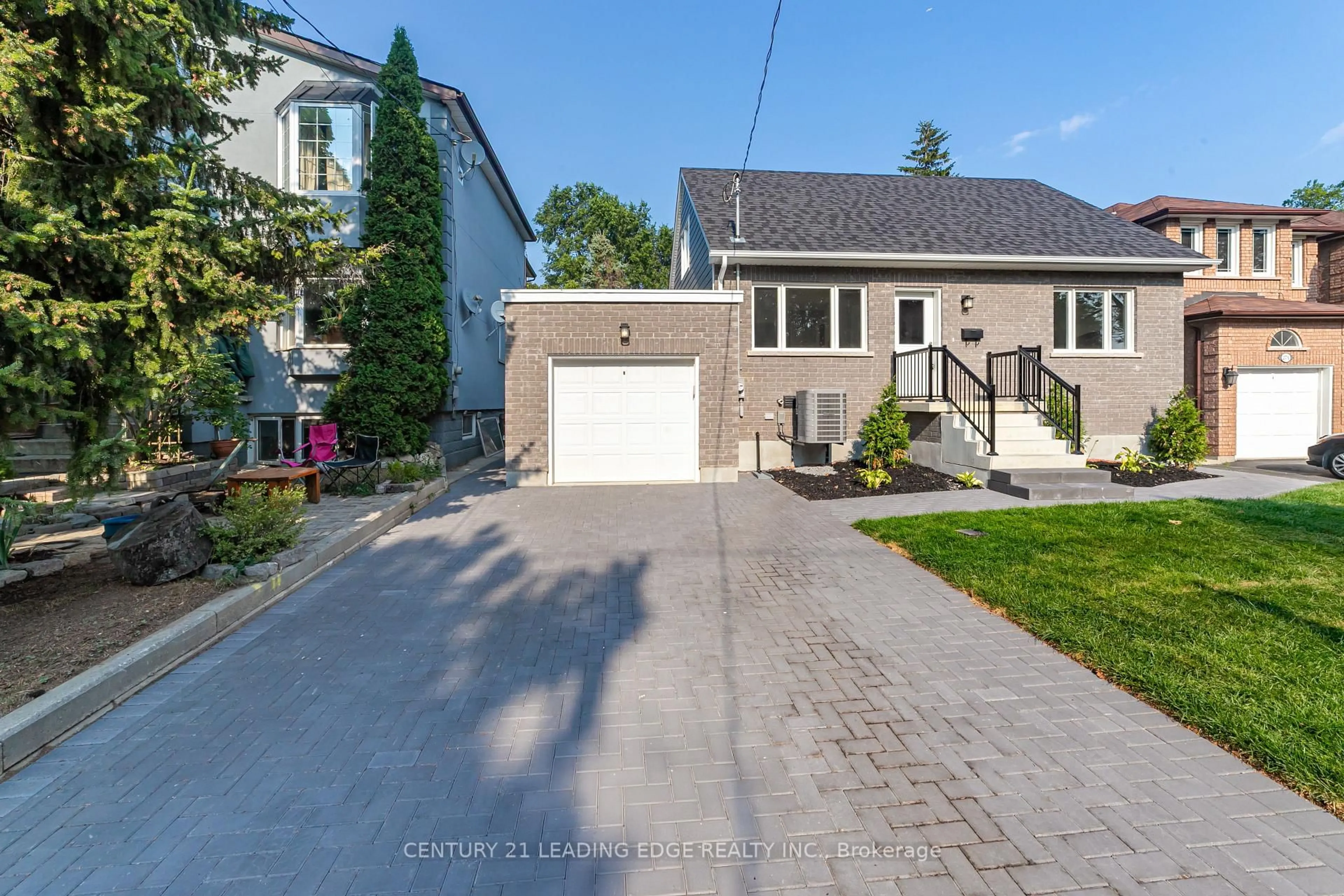A pic from outside/outdoor area/front of a property/back of a property/a pic from drone, street for 29 NATAL Ave, Toronto Ontario M1N 3V3