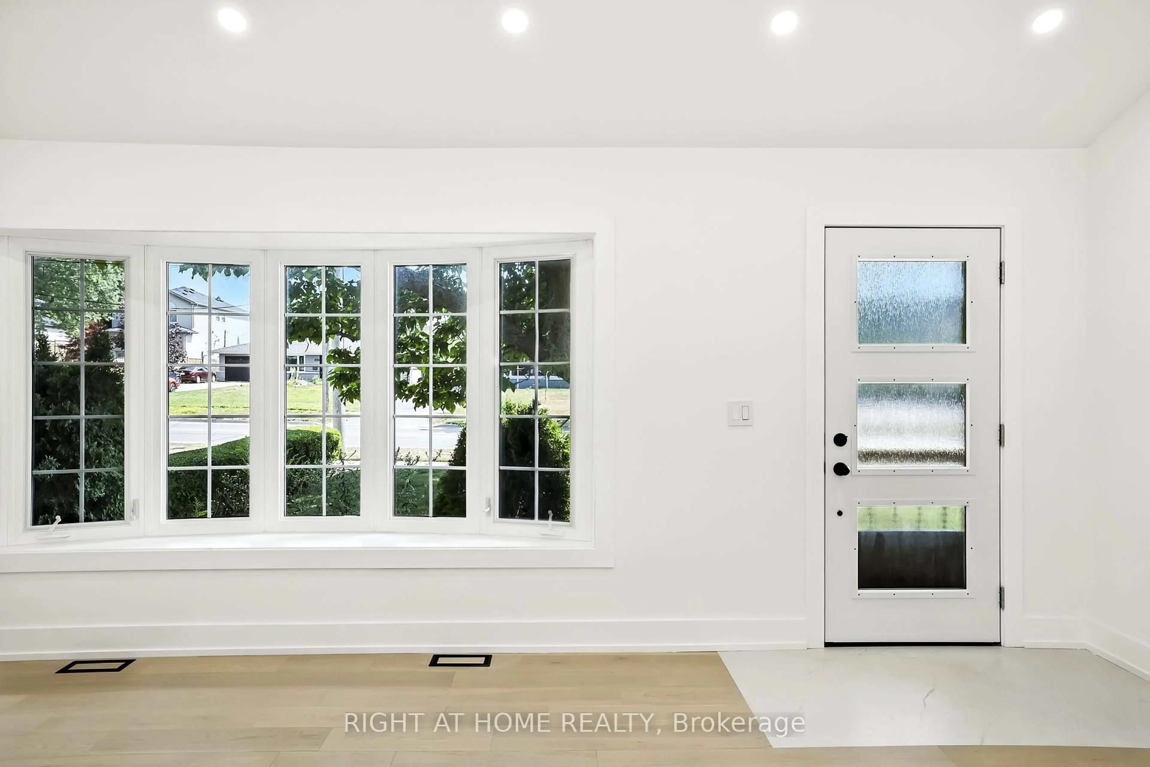 Indoor entryway for 1416 Nash Rd, Clarington Ontario L1E 2K1