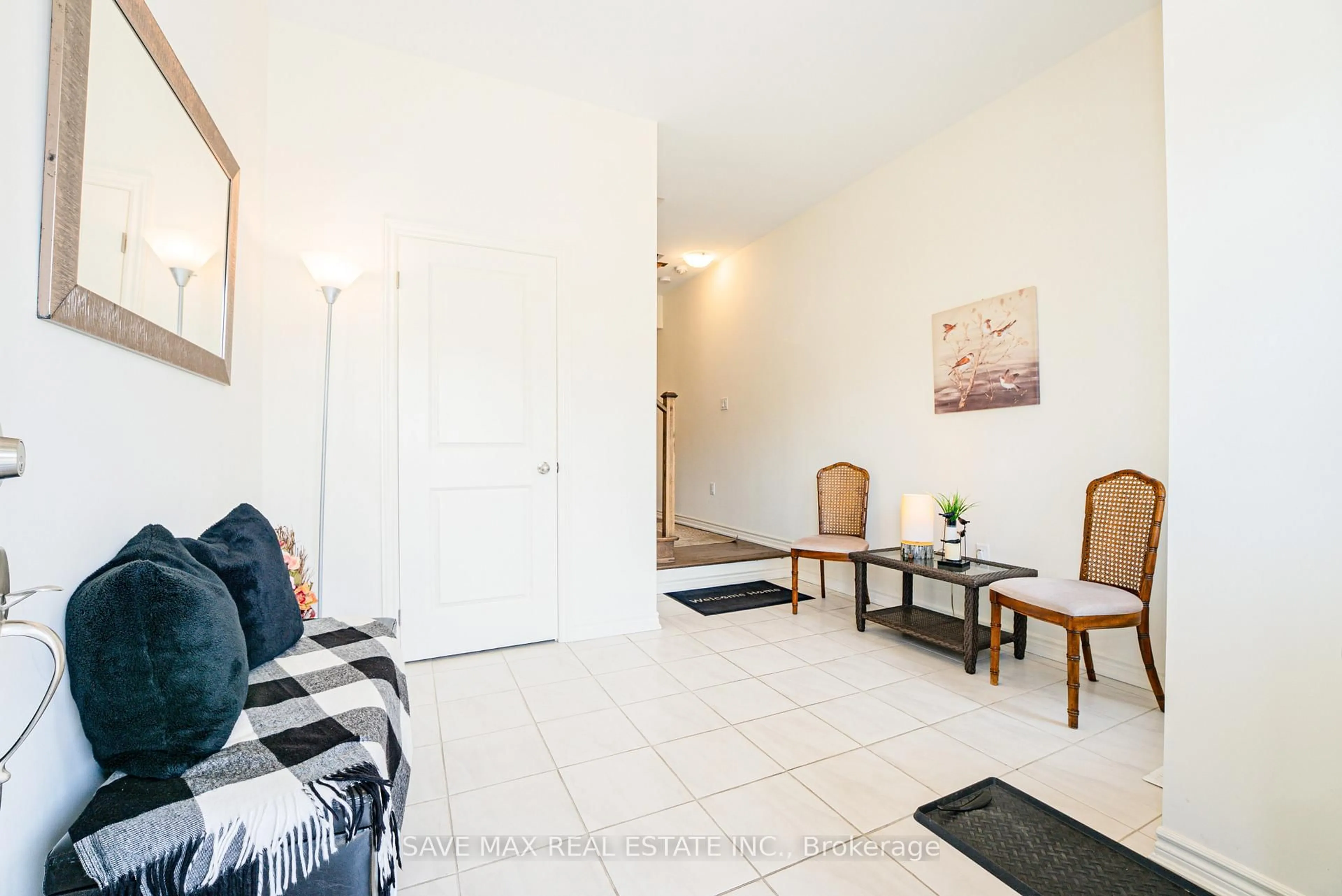 Indoor entryway for 2092 Coppermine St, Oshawa Ontario L1L 0T2