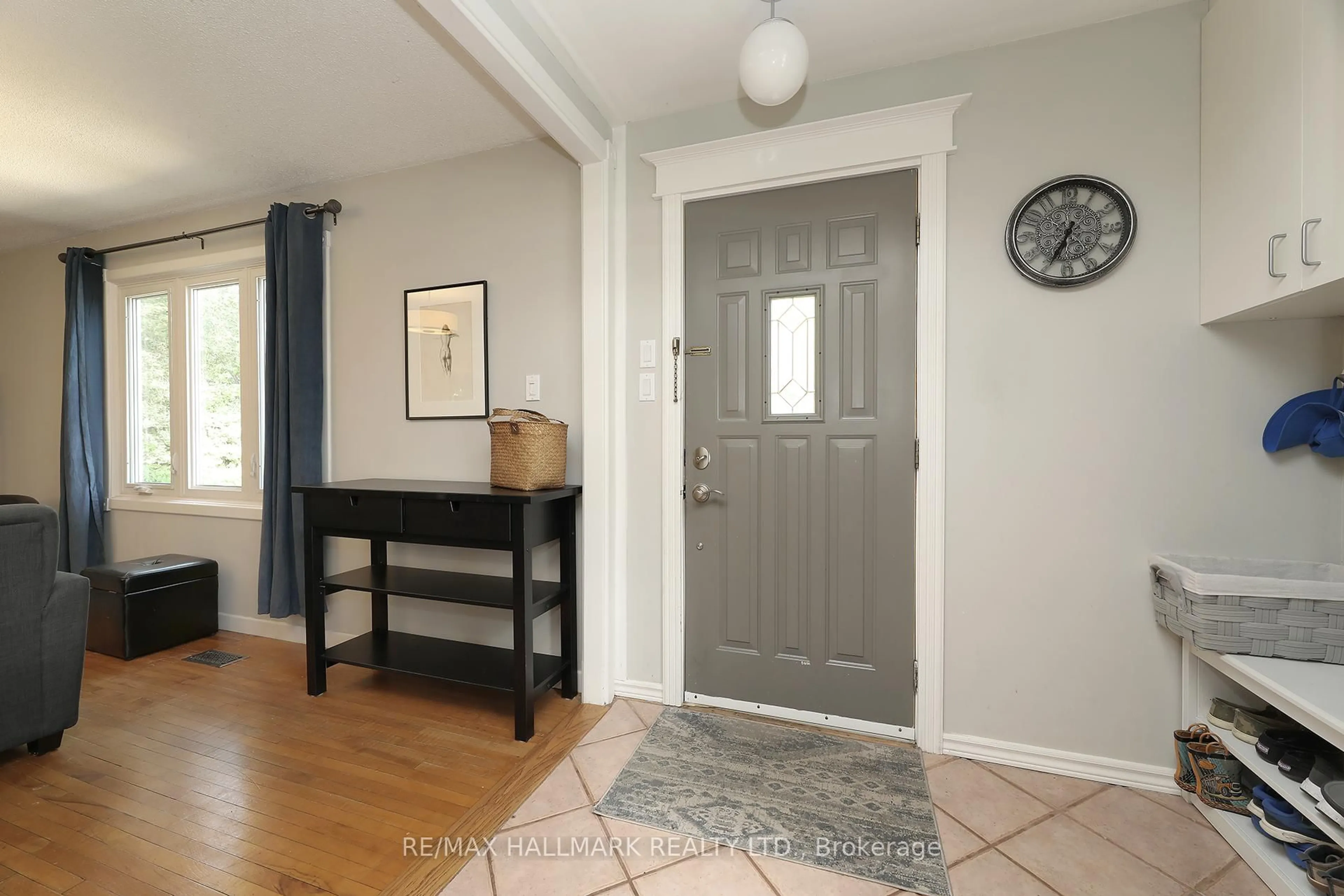 Indoor entryway for 1 Furnival Rd, Toronto Ontario M4B 1W1