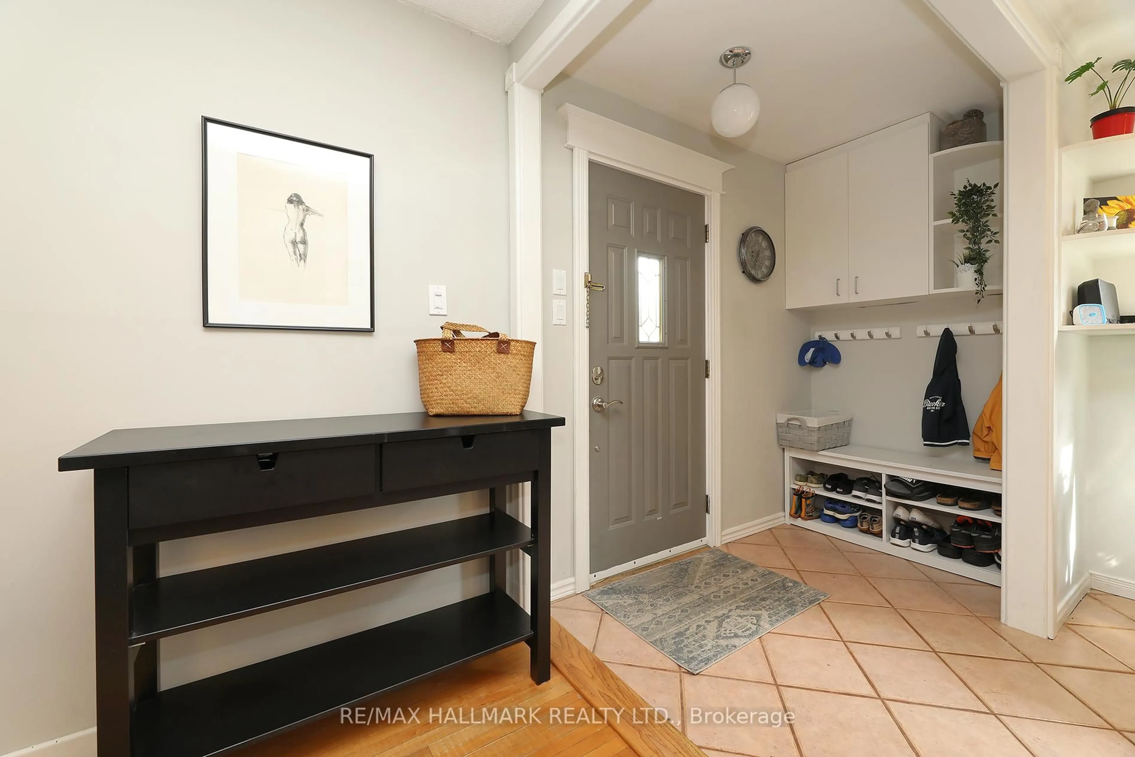 Indoor entryway for 1 Furnival Rd, Toronto Ontario M4B 1W1