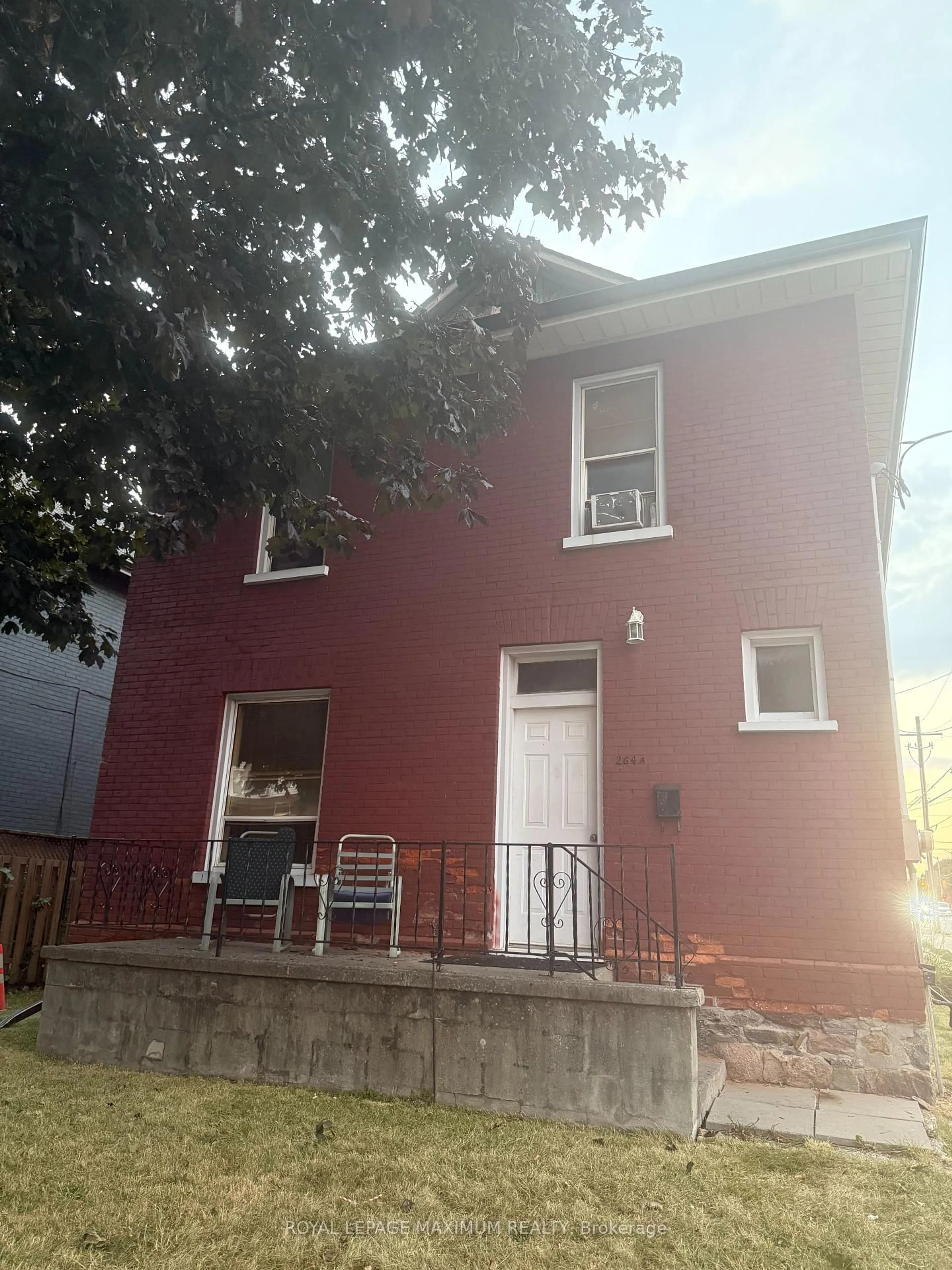 Unknown for 264 Athol St, Oshawa Ontario L1H 1K3
