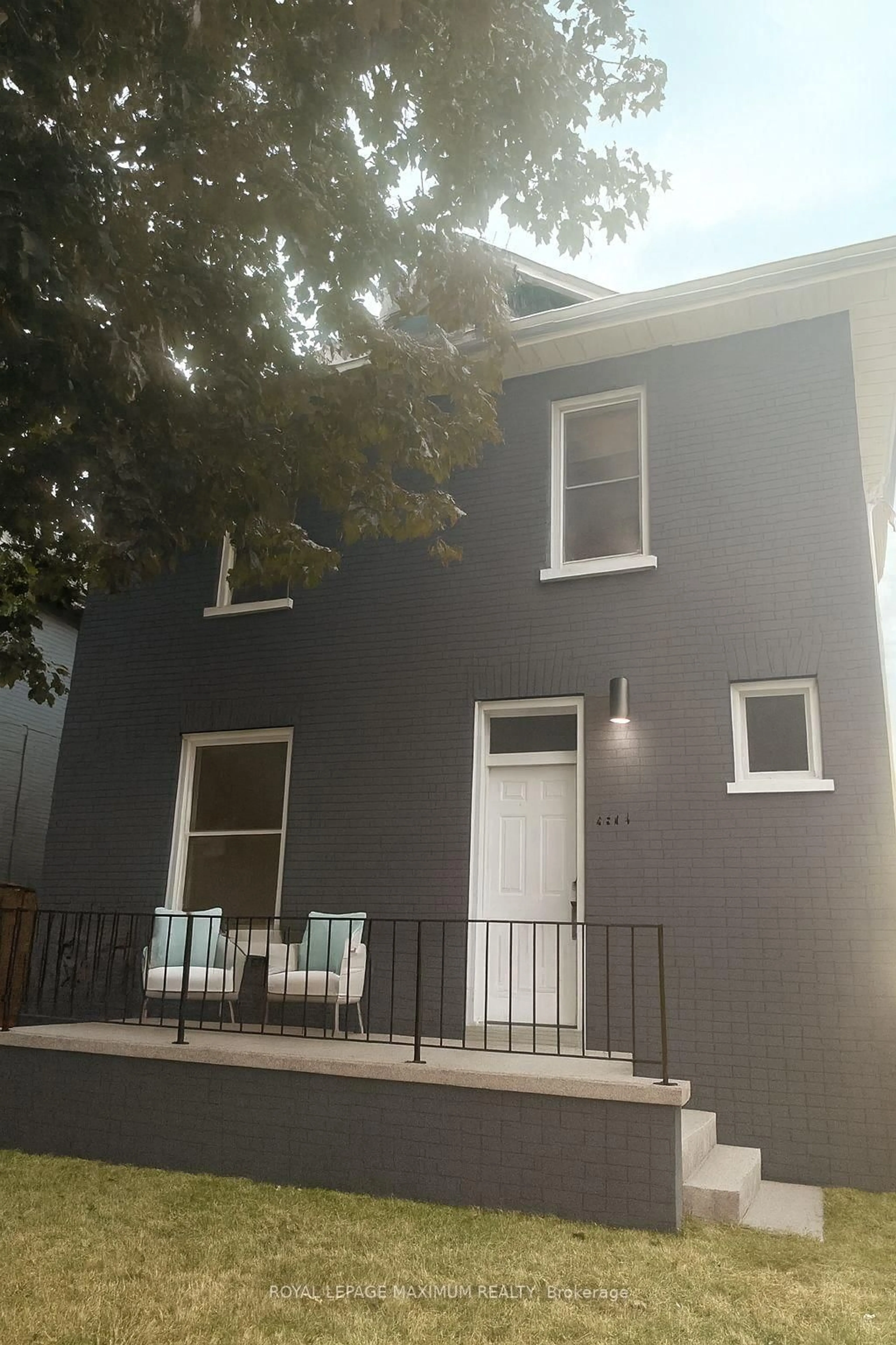 Home with vinyl exterior material, street for 264 Athol St, Oshawa Ontario L1H 1K3