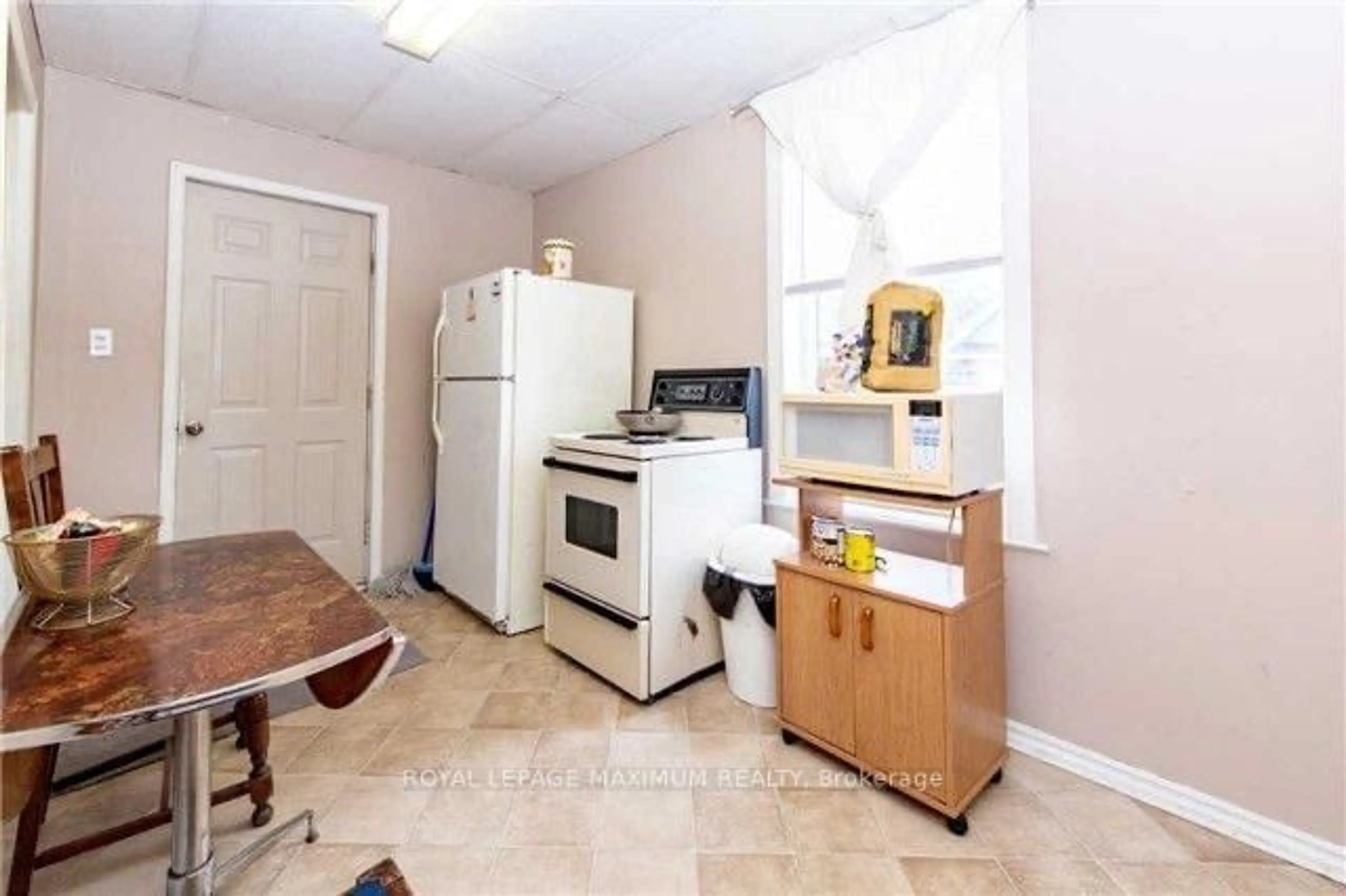 Standard kitchen, unknown for 264 Athol St, Oshawa Ontario L1H 1K3
