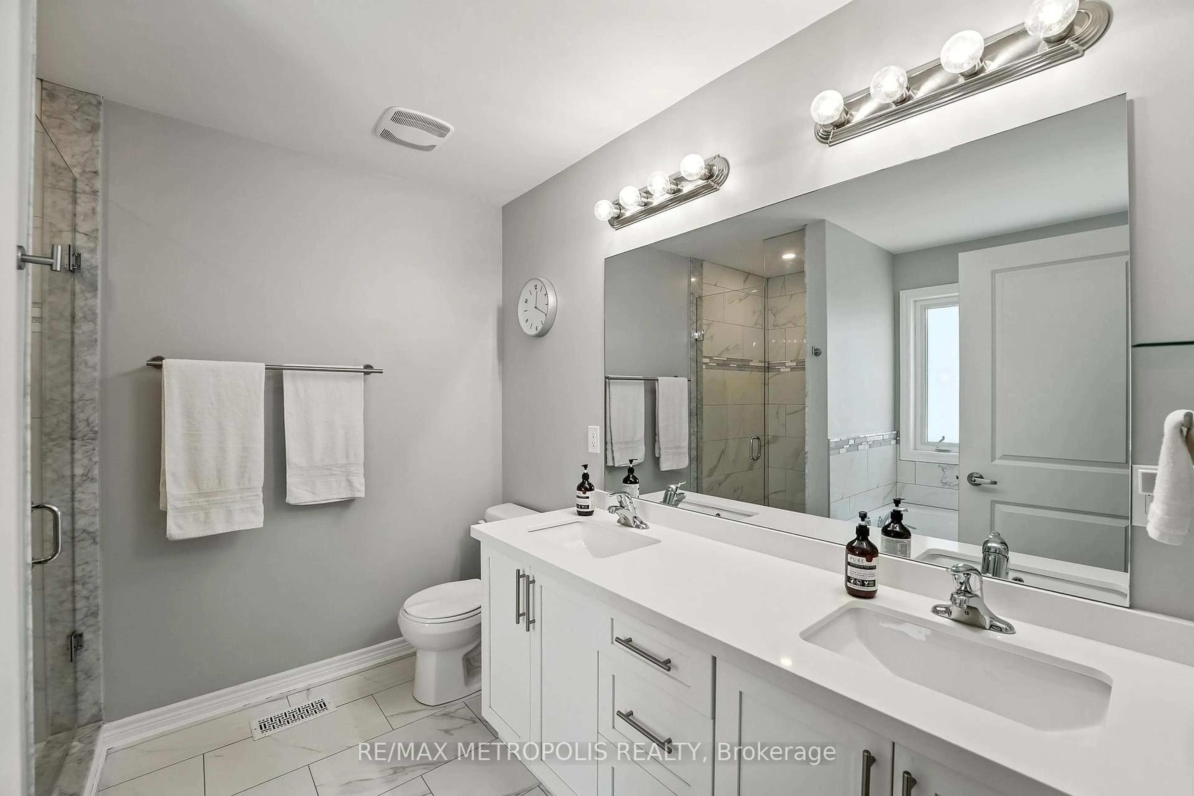 Contemporary bathroom, ceramic/tile floor for 40 COTTON St, Clarington Ontario L1C 5H2
