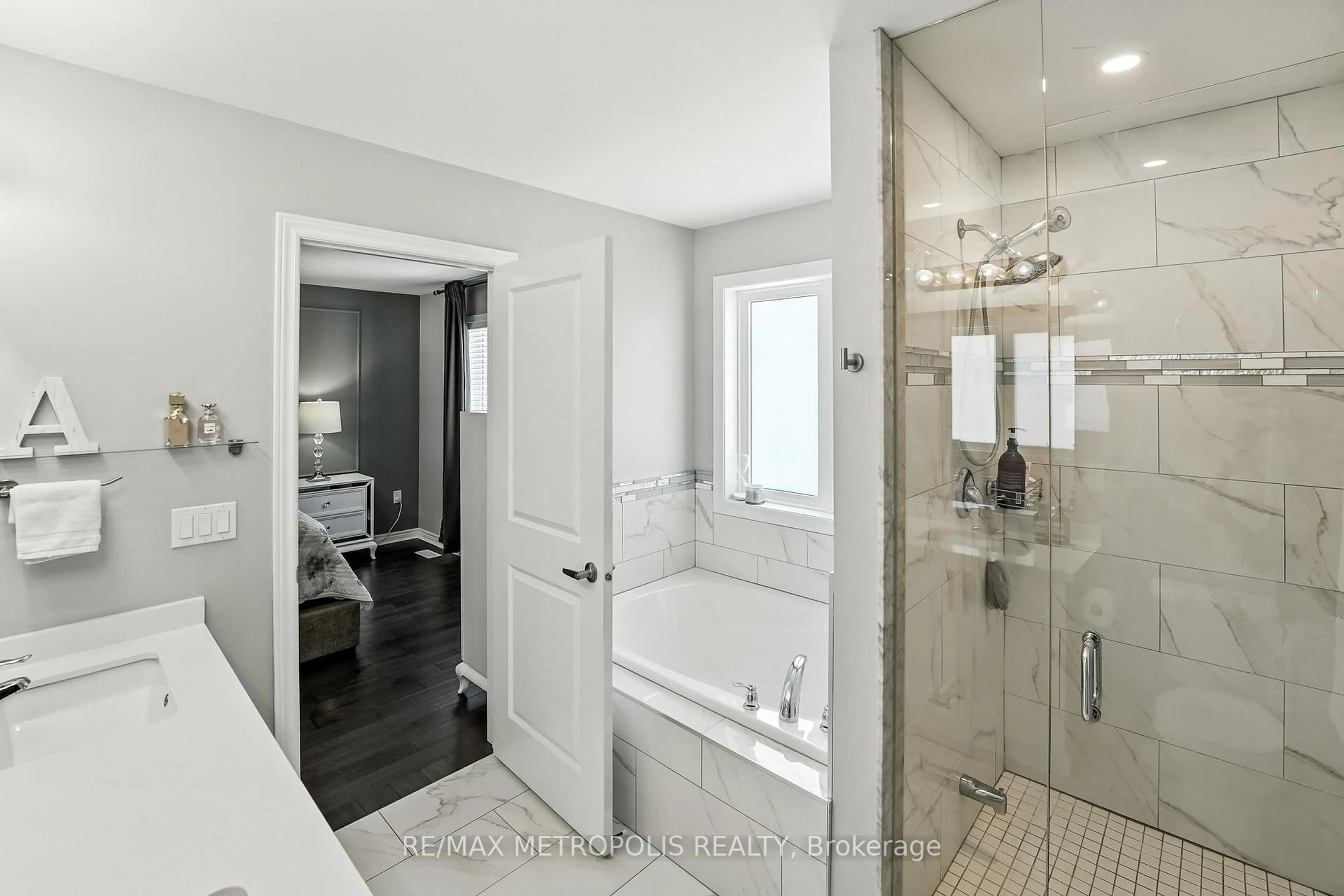 Contemporary bathroom, ceramic/tile floor for 40 COTTON St, Clarington Ontario L1C 5H2