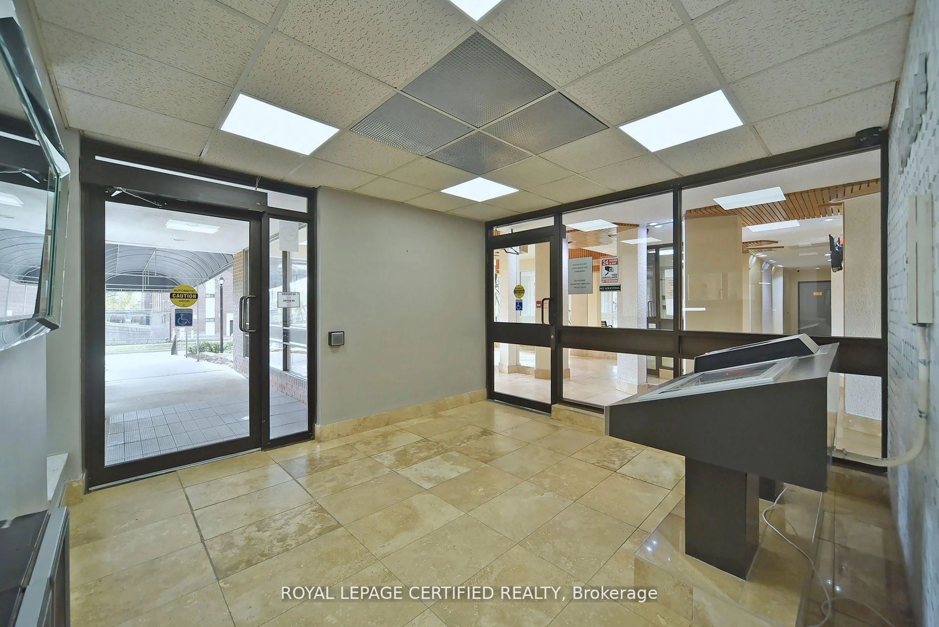 Indoor foyer for 20 Gilder Dr #905, Toronto Ontario M1K 5E1