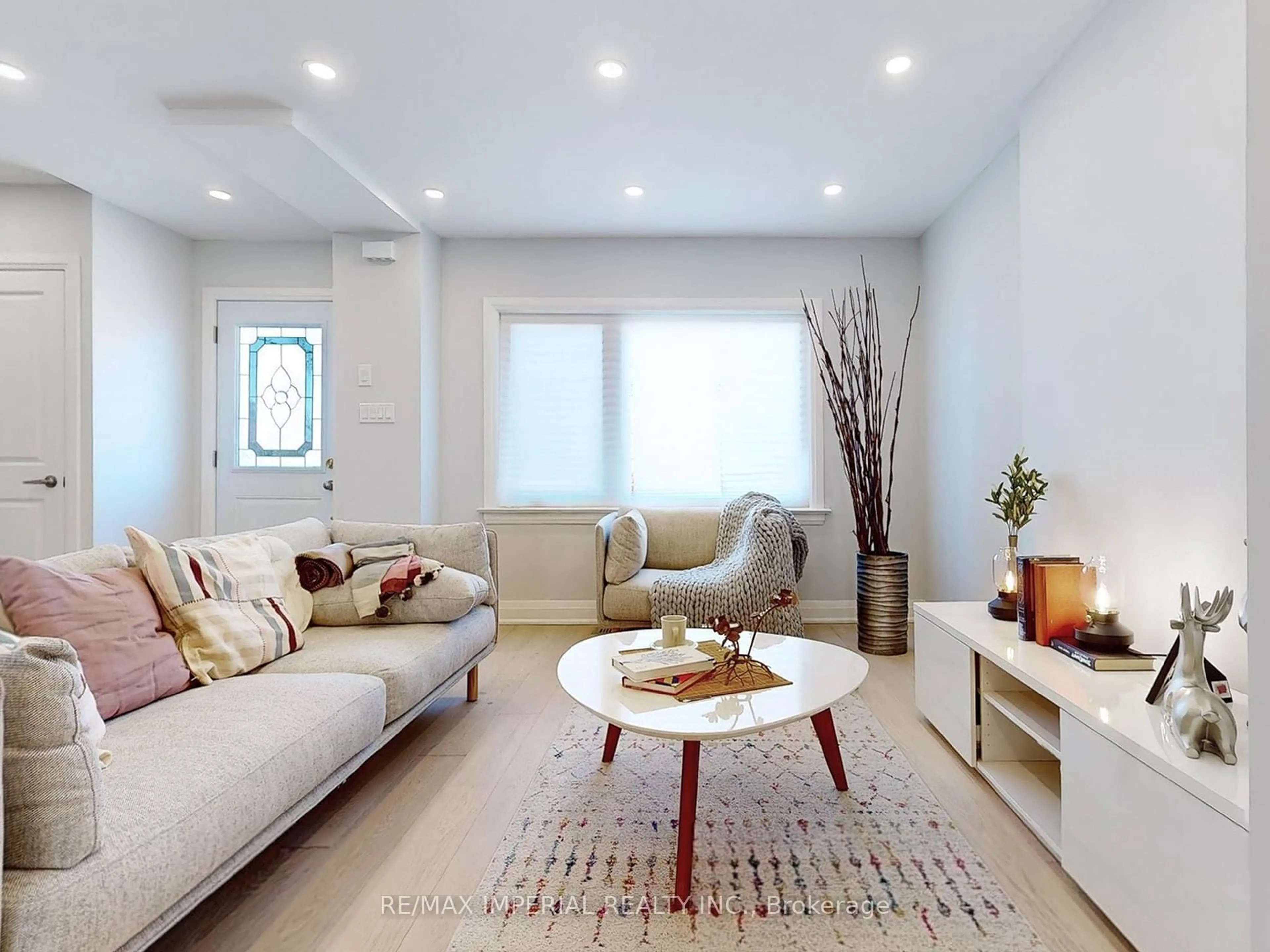Living room with furniture, unknown for 9 Lesmount Ave, Toronto Ontario M4J 3V5