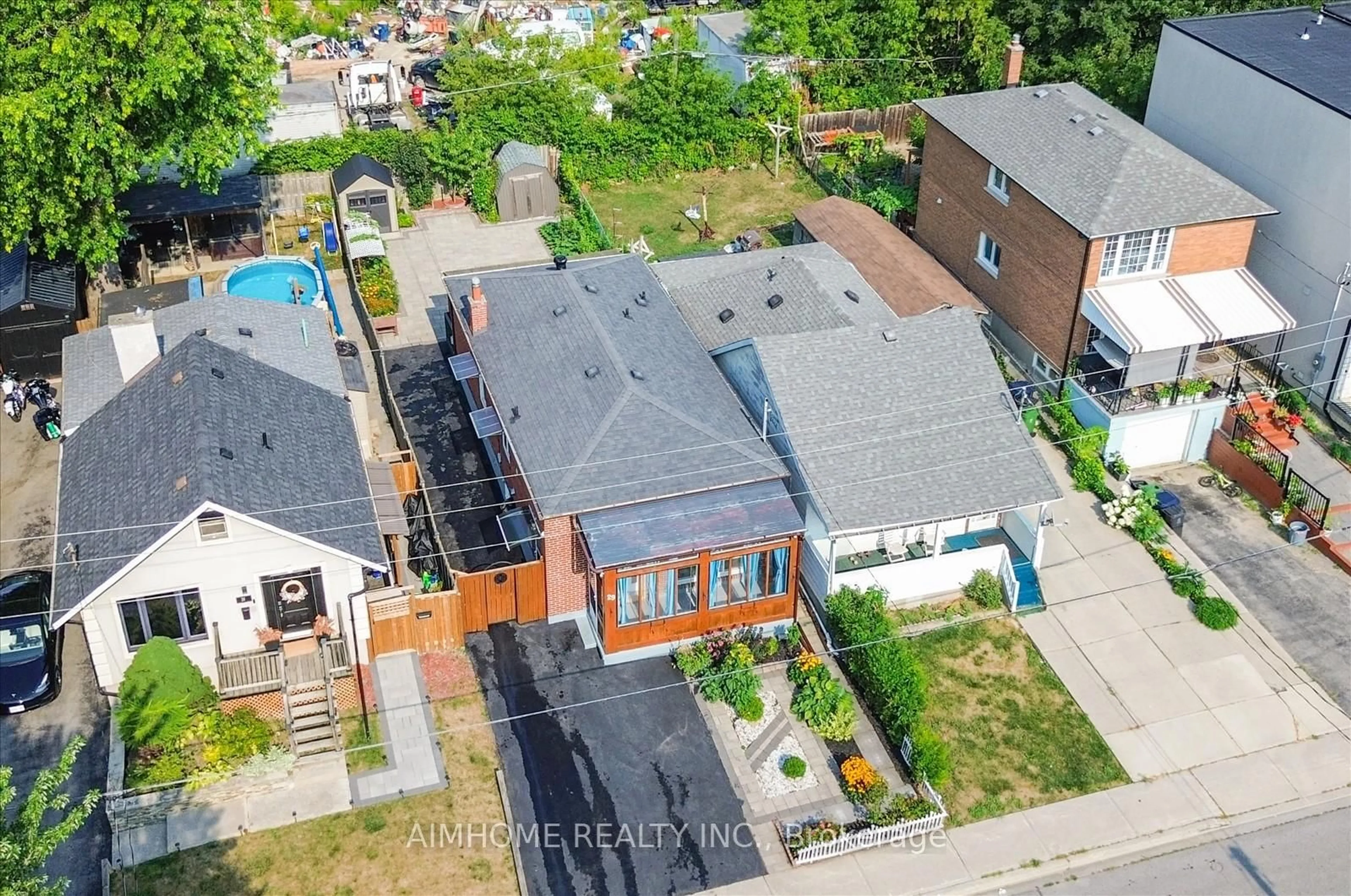 A pic from outside/outdoor area/front of a property/back of a property/a pic from drone, street for 29 Jeavons Ave, Toronto Ontario M1K 1S9