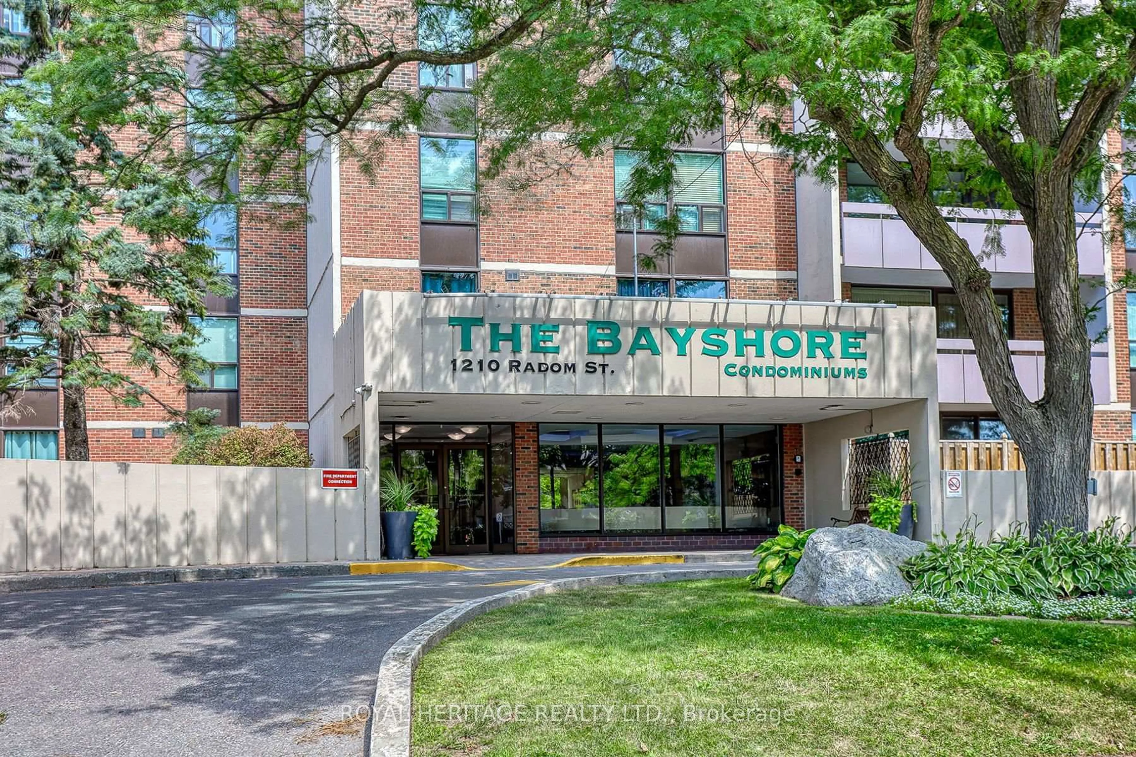 Indoor foyer for 1210 Radom St #610, Pickering Ontario L1W 2Z3